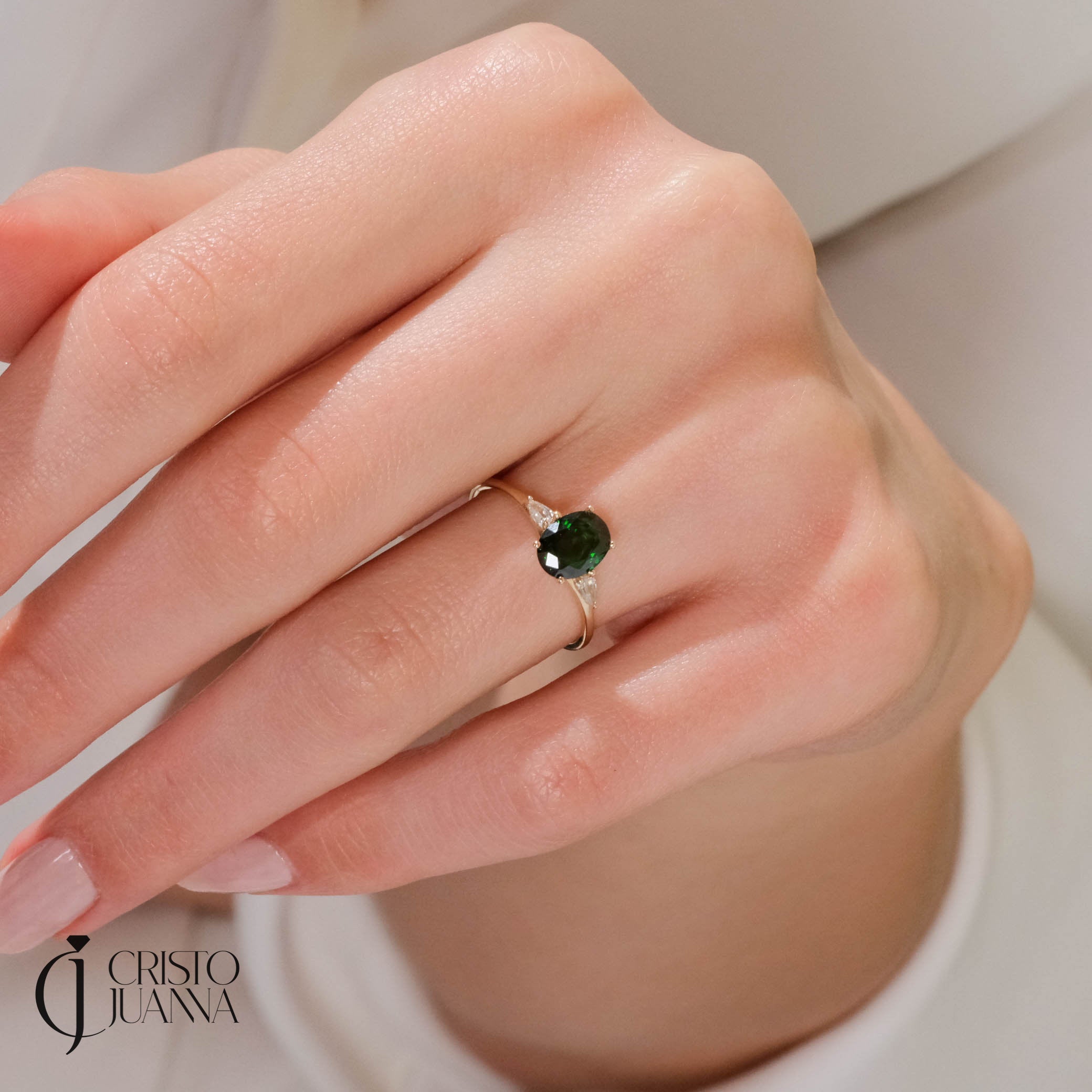 Oval Emerald Diamond Engagement Ring – 10K / 14K / 18K Solid Gold 💚✨
A bold and elegant oval-cut emerald center stone accented with two pear-cut side stones. This design symbolizes love and eternity, making it a perfect engagement or bridal gift ring. Stones can be customized with Diamond or Moissanite upon request.