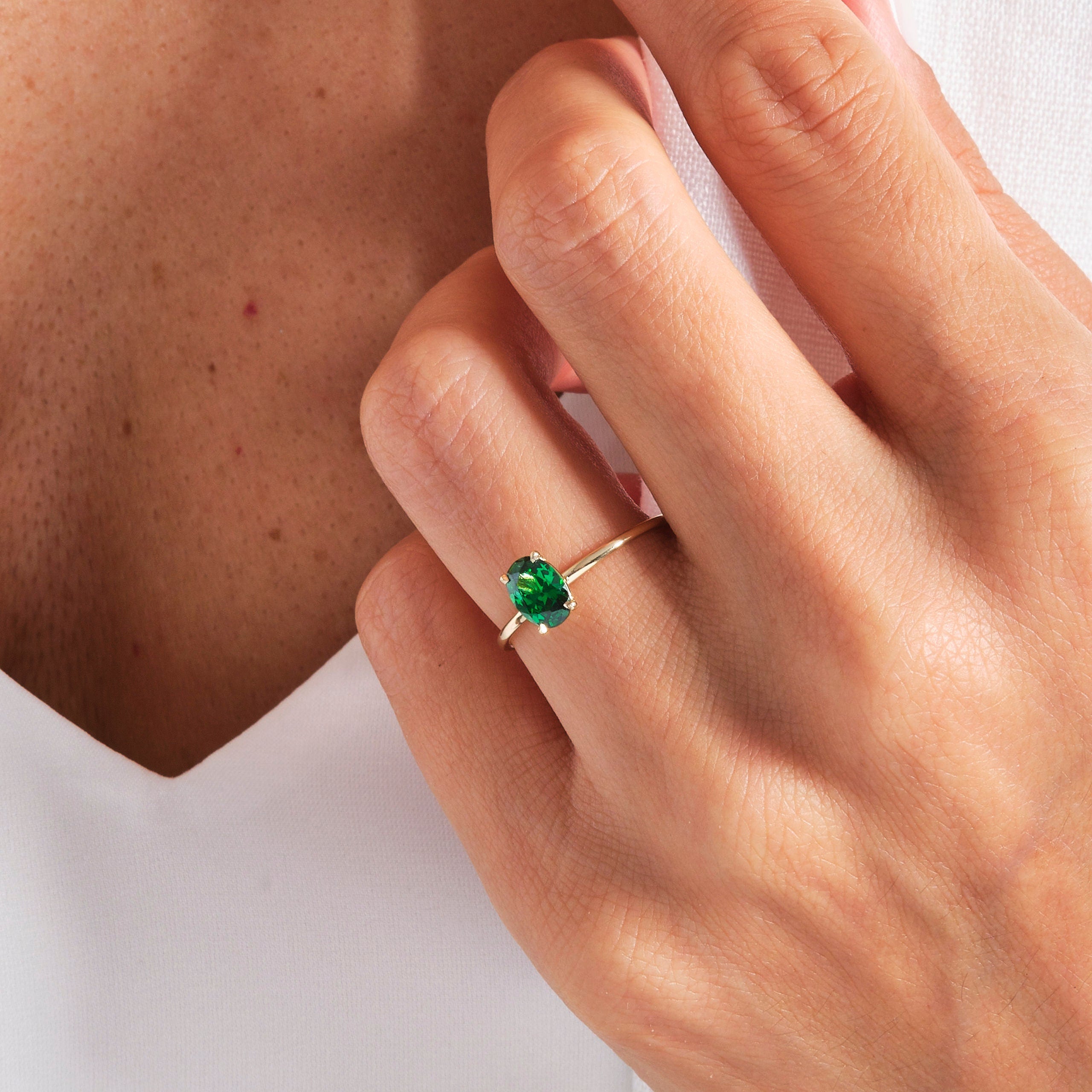 š Oval Emerald Birthstone Ring ā 14K Solid Gold Solitaire Green Gemstone Band
This elegant oval emerald ring brings a rich, vibrant pop of green to any jewelry collection. Crafted in solid gold with a smooth, dainty band, itās perfect as a birthstone ring, everyday solitaire, or meaningful gift for someone special. Its minimalist silhouette makes it ideal for stacking or wearing alone as a timeless statement piece.