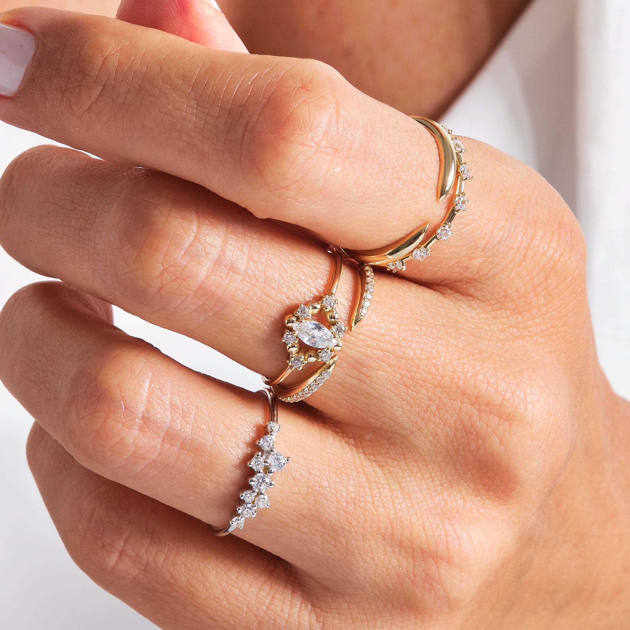 14K Gold Small Diamond Spike Stacking Ring 💫✨
Delicate yet edgy, this 14K gold spike ring is the perfect blend of minimalism and sparkle. Designed for stacking or wearing solo, the small diamond ring brings effortless elegance to your everyday look. Its adjustable open cuff band makes it perfect as a dainty knuckle ring, index finger ring, or matching band for women.