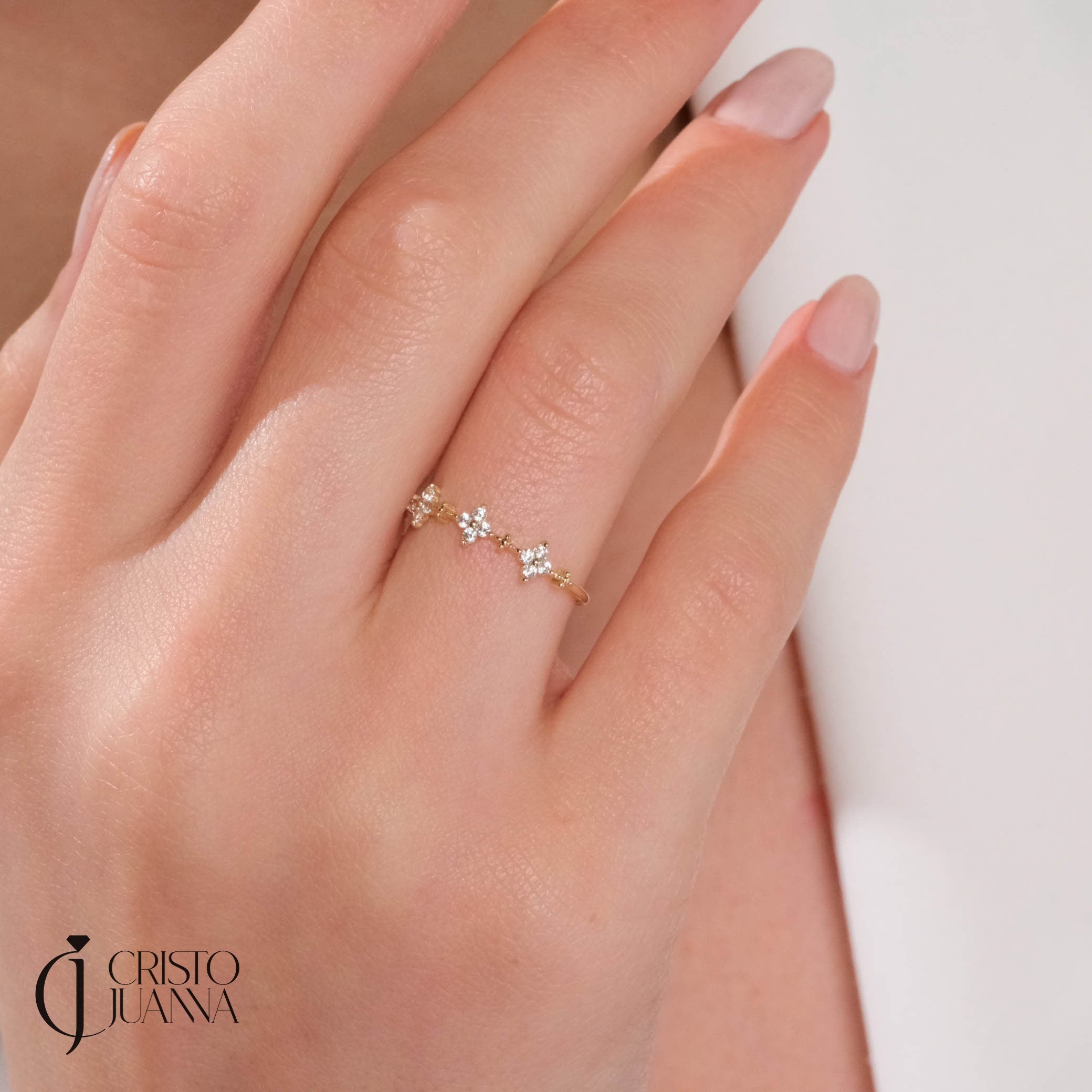 🌸 Diamond Clover Wedding Ring – 14K Solid Gold 🌸
Elegant and meaningful, the Diamond Clover Wedding Ring brings a touch of minimalist sparkle and natural symbolism to your hand. Set with dazzling moissanite stones, this delicate band is perfect for wearing alone or stacking with other rings for everyday elegance or special occasions.