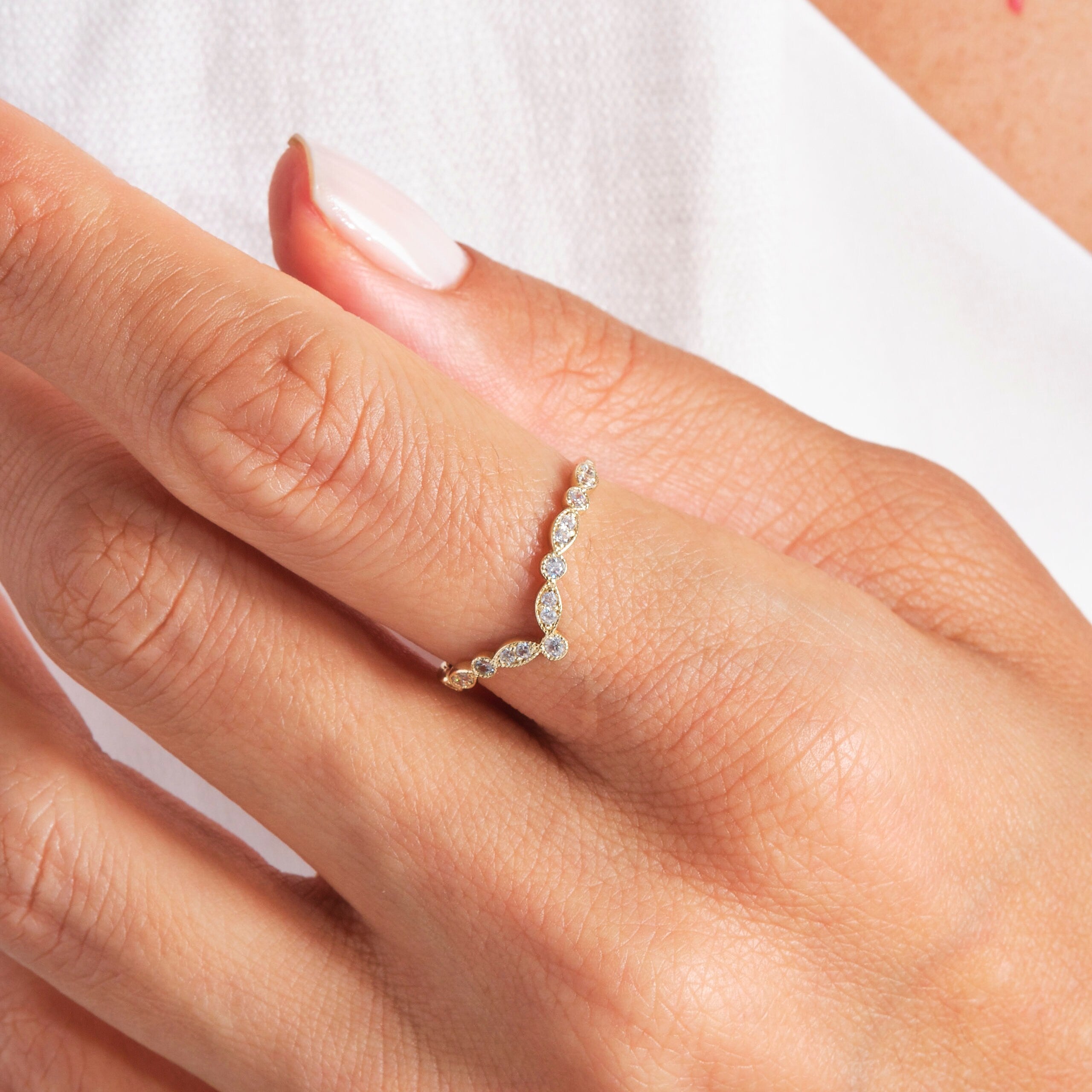 V Shape Chevron Diamond Band Engagement Ring – 14K Solid Gold ✨💎
This elegant Chevron Diamond Band features a refined V-shape design, perfect to wear alone or as a nesting band with your engagement ring. A timeless and minimalist piece, handcrafted to add sparkle to every occasion.