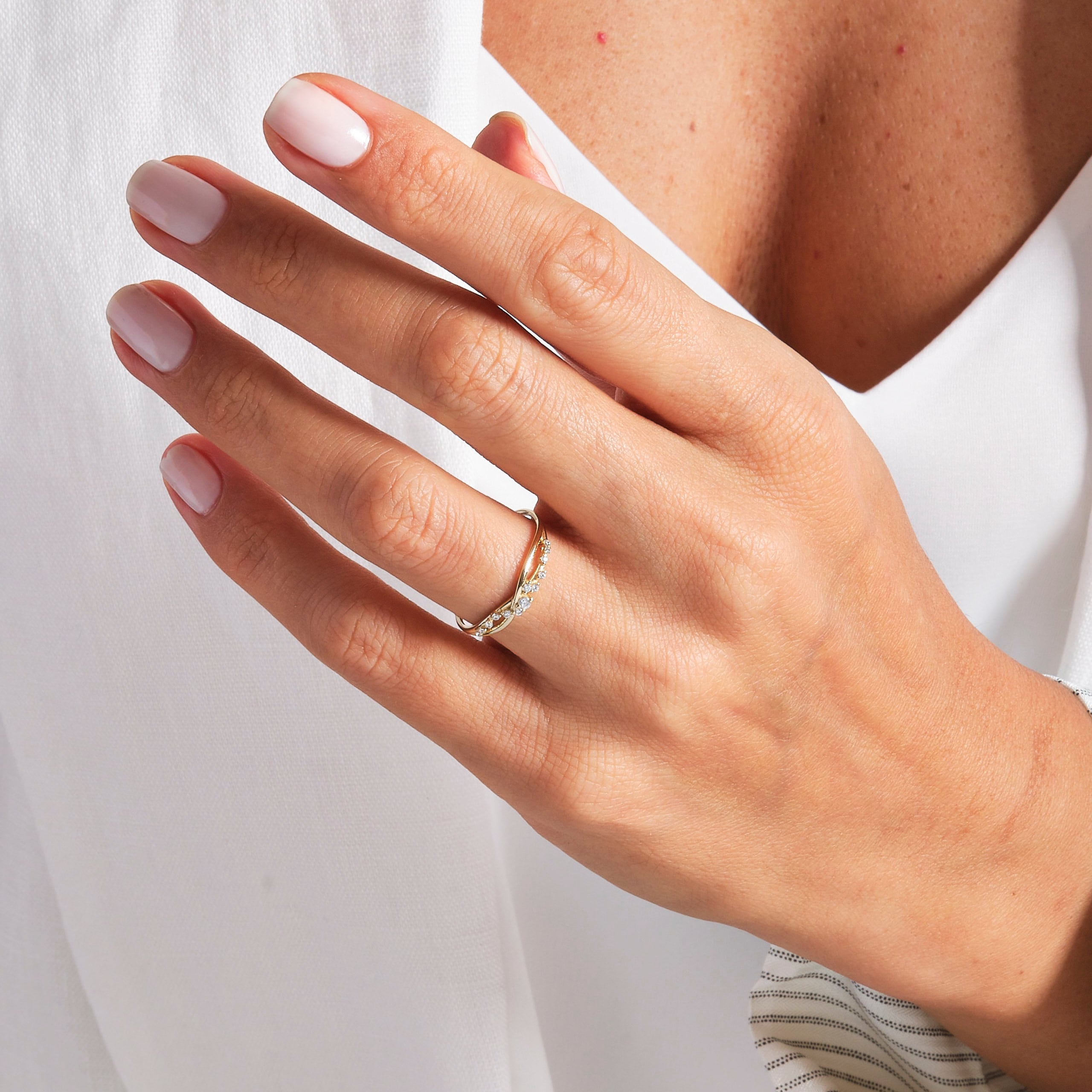 Infinity Cluster Small Diamond Ring – 14K Gold Split Shank Band 💎♾️
Delicate and radiant, this infinity band ring is the perfect symbol of eternal love and elegance. Designed with a graceful split shank band, it features a shimmering cluster diamond ring arrangement that adds sparkle without overwhelming your style. Whether worn alone or stacked, this dainty diamond ring makes a graceful statement.