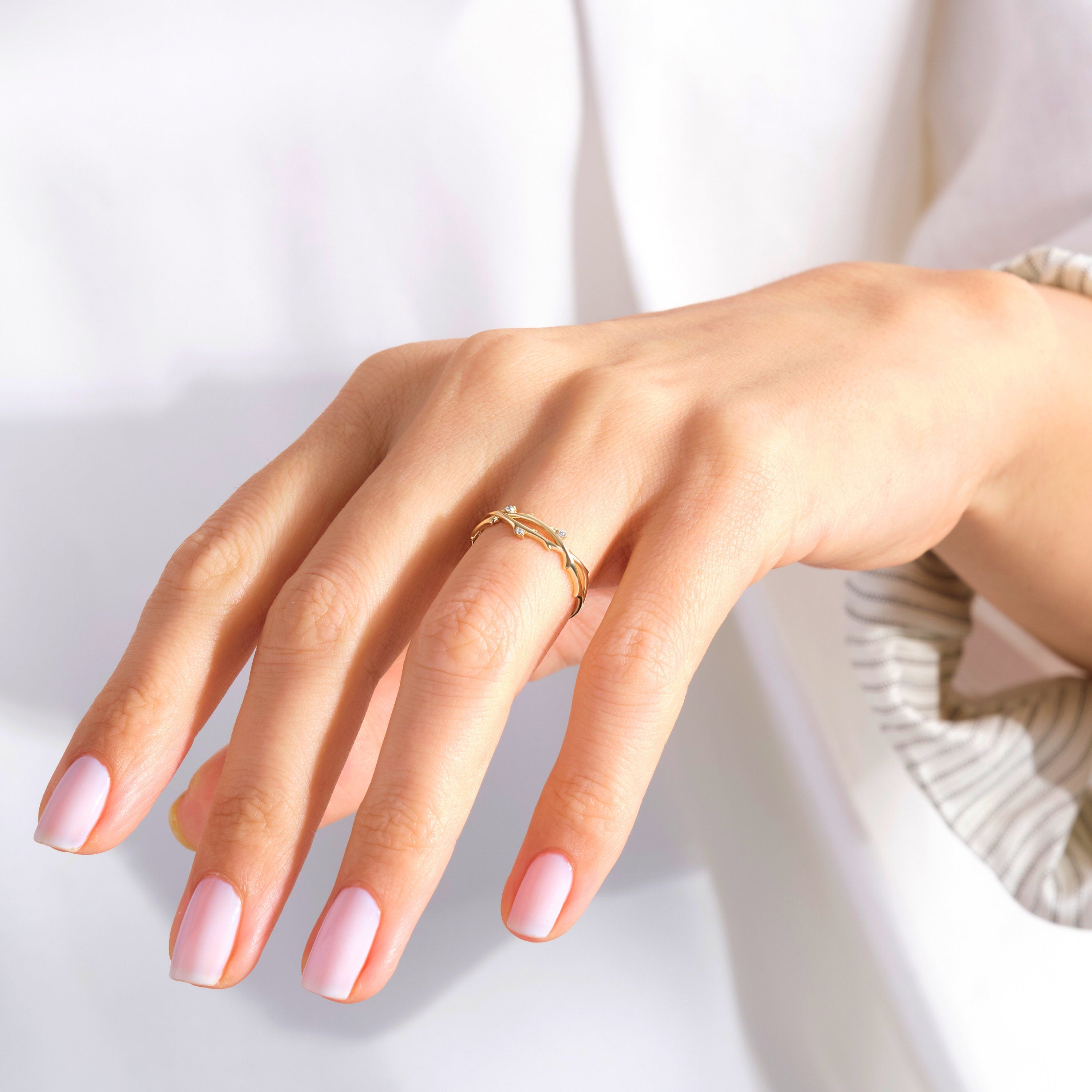 Thin Diamond Twig Engagement Ring – 14K Solid Gold Split Shank Band 🌿💎
Celebrate love and nature with this handcrafted twig engagement ring, delicately designed to resemble graceful branches and ivy leaves. Featuring small diamonds or moissanite, this ring blends organic beauty with timeless elegance — a meaningful choice for women who appreciate natural details and refined simplicity.