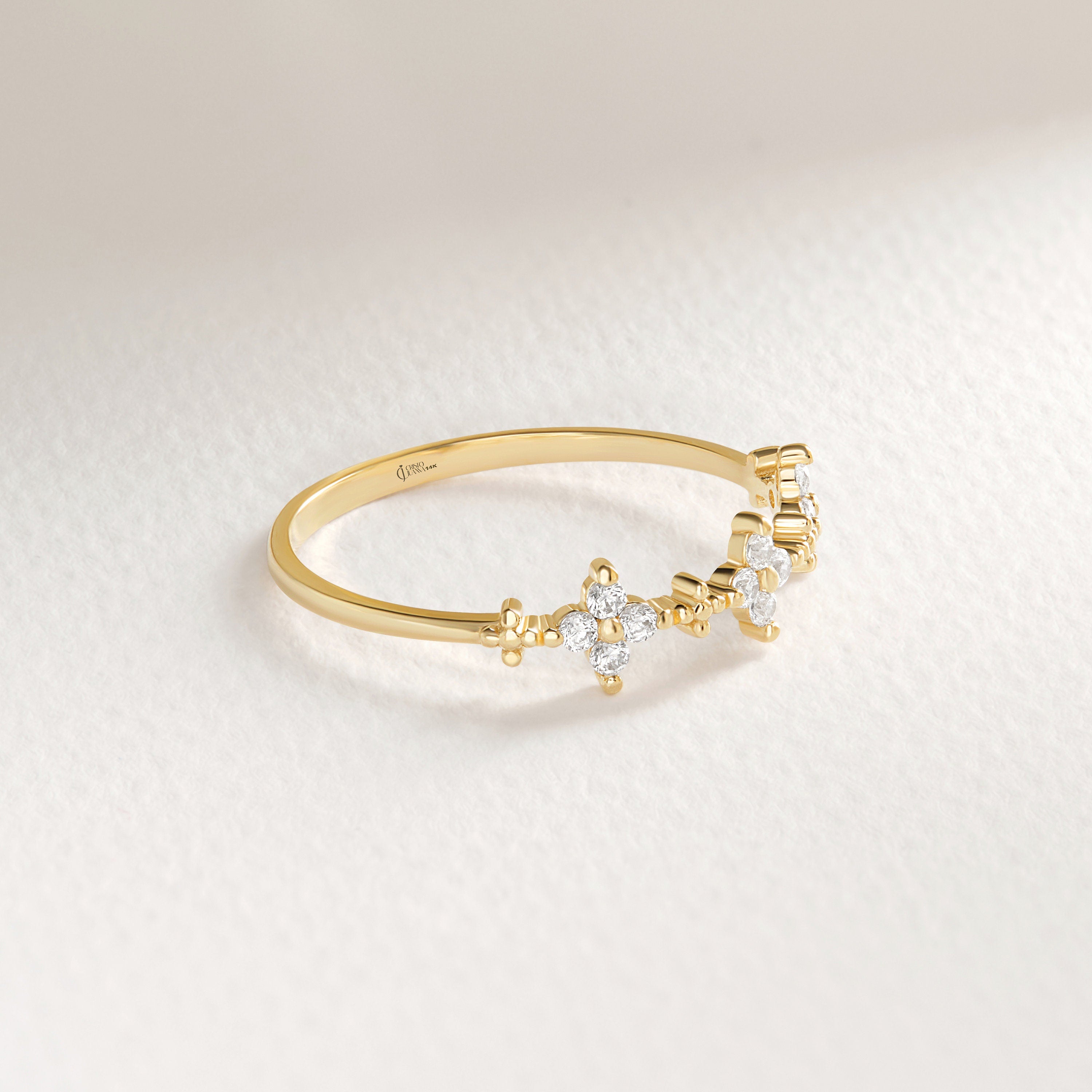 🌸 Diamond Clover Wedding Ring – 14K Solid Gold 🌸
Elegant and meaningful, the Diamond Clover Wedding Ring brings a touch of minimalist sparkle and natural symbolism to your hand. Set with dazzling moissanite stones, this delicate band is perfect for wearing alone or stacking with other rings for everyday elegance or special occasions.