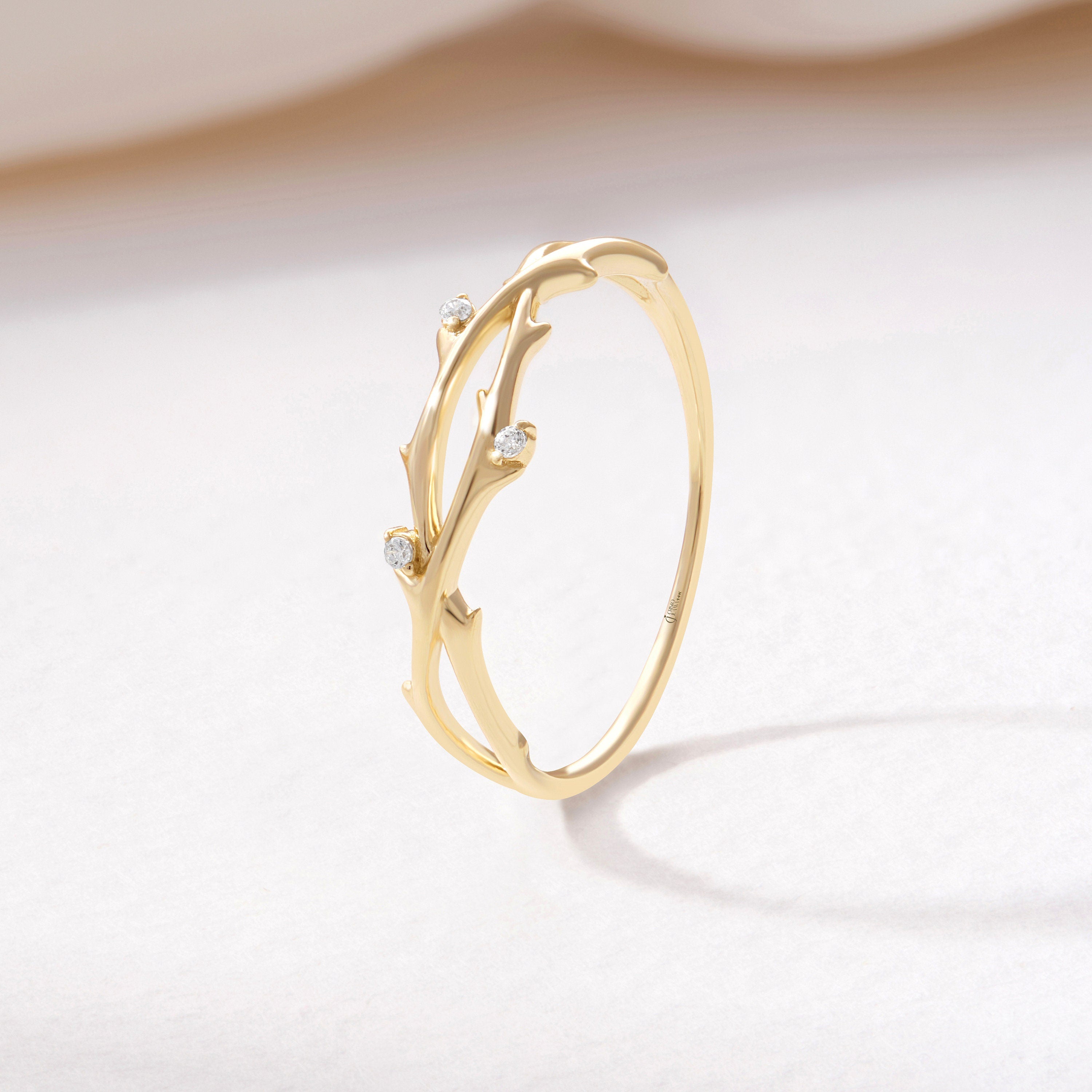 Thin Diamond Twig Engagement Ring – 14K Solid Gold Split Shank Band 🌿💎
Celebrate love and nature with this handcrafted twig engagement ring, delicately designed to resemble graceful branches and ivy leaves. Featuring small diamonds or moissanite, this ring blends organic beauty with timeless elegance — a meaningful choice for women who appreciate natural details and refined simplicity.