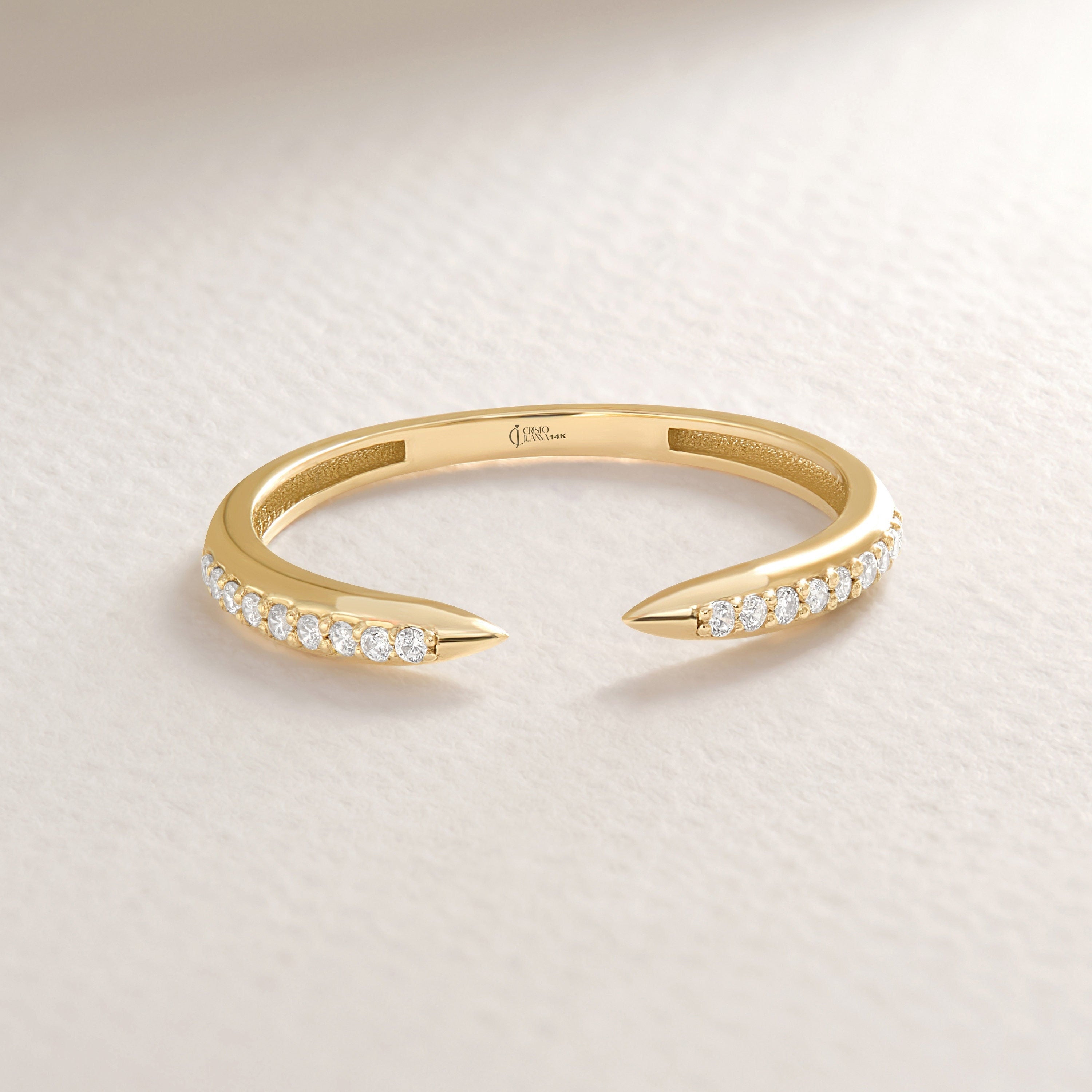 14K Gold Small Diamond Spike Stacking Ring 💫✨
Delicate yet edgy, this 14K gold spike ring is the perfect blend of minimalism and sparkle. Designed for stacking or wearing solo, the small diamond ring brings effortless elegance to your everyday look. Its adjustable open cuff band makes it perfect as a dainty knuckle ring, index finger ring, or matching band for women.