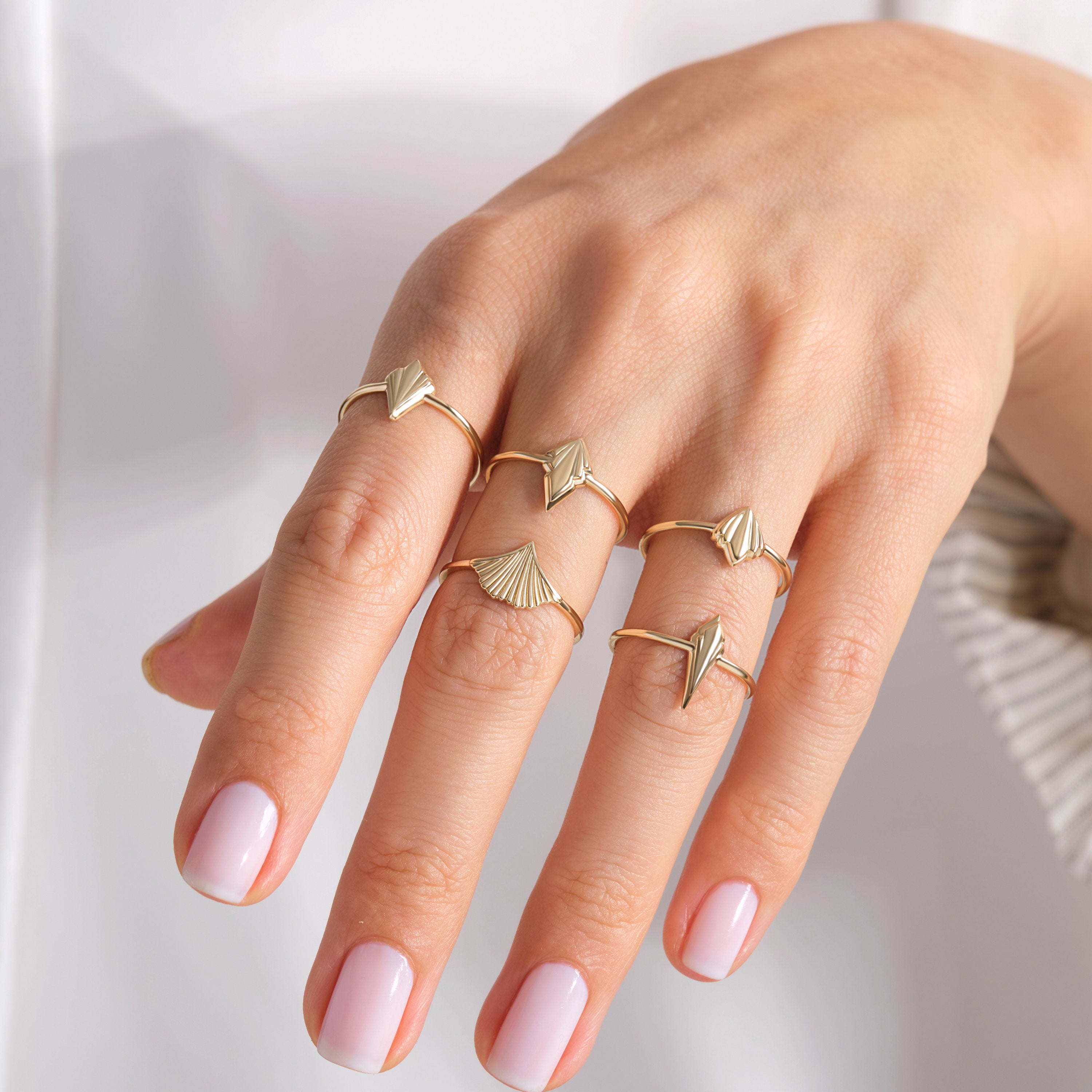 š Spike Kite Signet Ring ā 14K Solid Gold Unique Designer Band
This modern spikeākite signet ring features a bold geometric silhouette crafted entirely from solid gold. Designed for women who love contemporary, sculptural jewelry, itās perfect as a stackable ring, statement piece, or meaningful gift. Its sleek, polished finish brings a refined yet edgy touch to any collection.