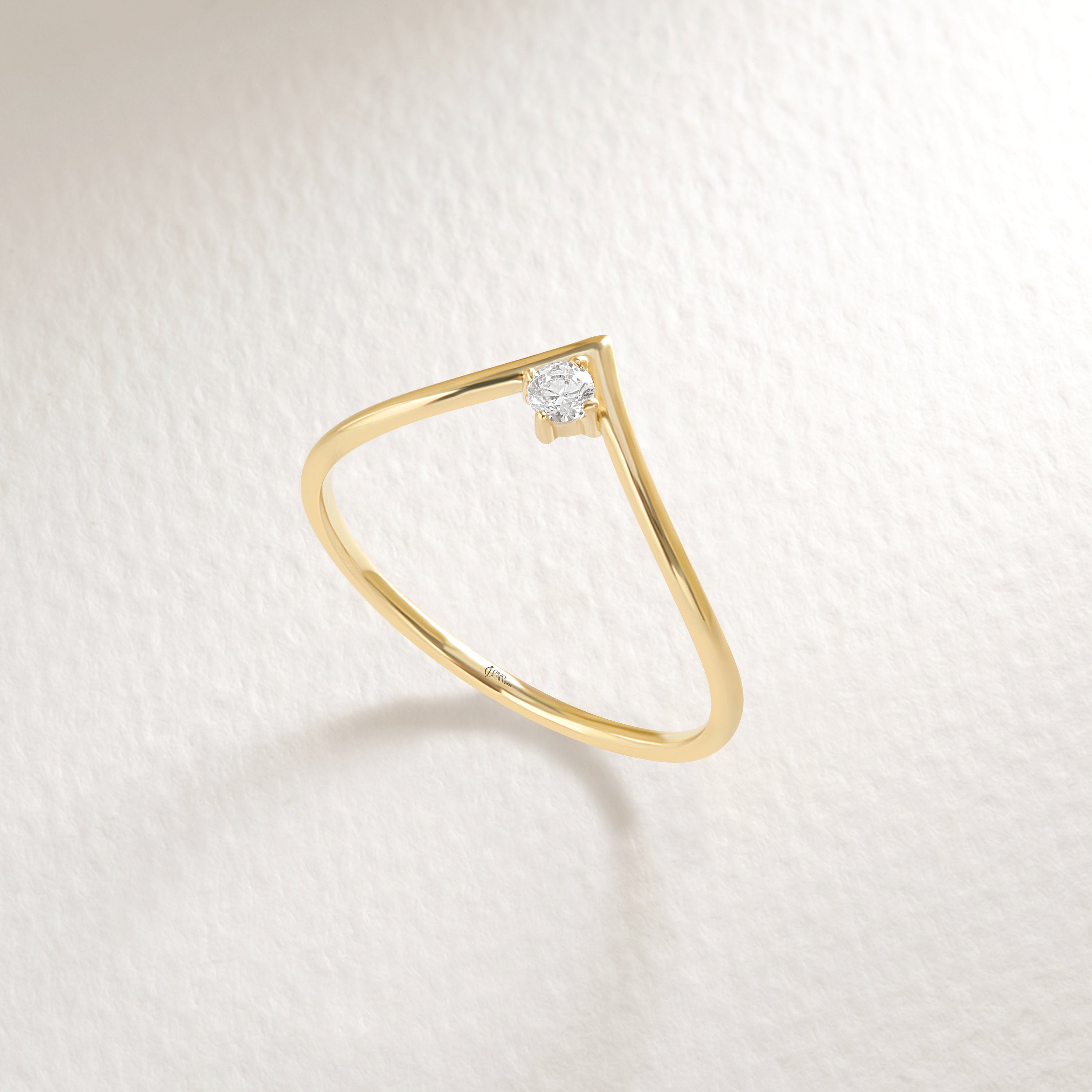 Solo Diamond V Engagement Ring – 14K Solid Gold Chevron Band 💎✨
Elegant and timeless, this Solo Diamond V Engagement Ring combines minimalism with meaning. Crafted in solid 14K gold, it features a single brilliant 2.2 mm round-cut diamond or moissanite, delicately placed at the center of a V-shaped chevron band — symbolizing harmony, strength, and eternal connection.