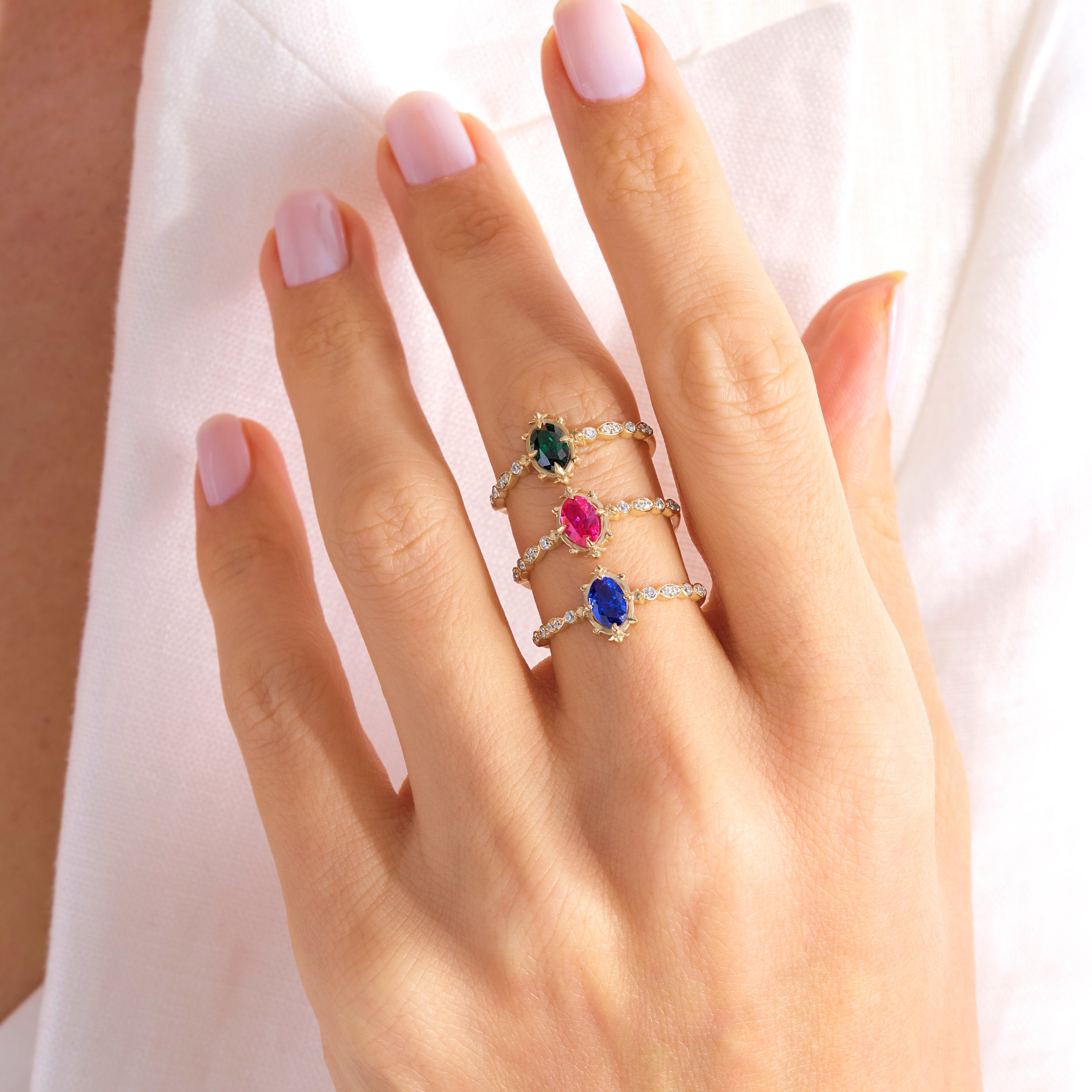 Oval Emerald Art Deco Wedding Ring – 10K / 14K / 18K Solid Gold 💚✨
A stunning oval-cut emerald set on a sleek art deco-inspired band, accented with sparkling round diamonds. Perfect as a birthstone, engagement, or wedding ring, this elegant design can also be customized with Diamond or Moissanite side stones.