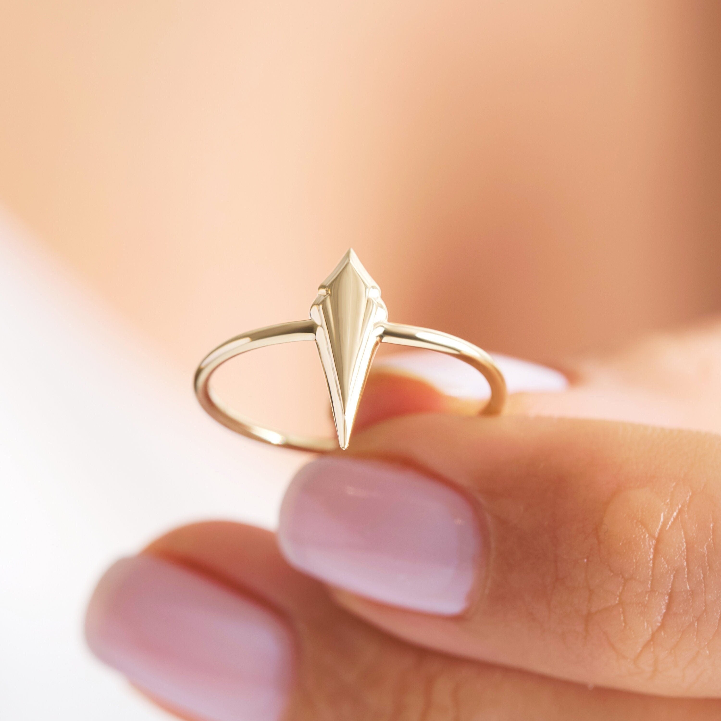 š Spike Kite Signet Ring ā 14K Solid Gold Unique Designer Band
This modern spikeākite signet ring features a bold geometric silhouette crafted entirely from solid gold. Designed for women who love contemporary, sculptural jewelry, itās perfect as a stackable ring, statement piece, or meaningful gift. Its sleek, polished finish brings a refined yet edgy touch to any collection.