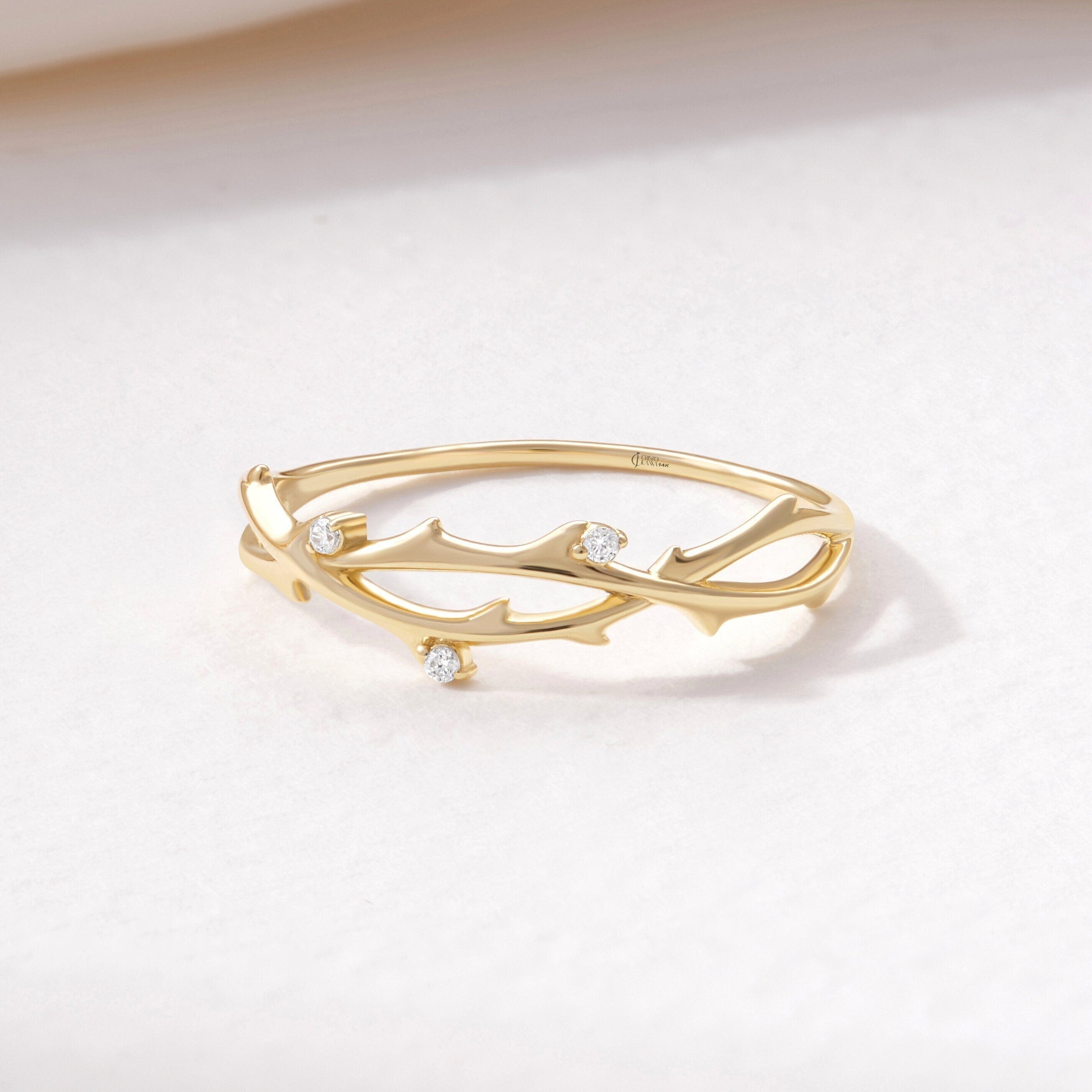 Thin Diamond Twig Engagement Ring – 14K Solid Gold Split Shank Band 🌿💎
Celebrate love and nature with this handcrafted twig engagement ring, delicately designed to resemble graceful branches and ivy leaves. Featuring small diamonds or moissanite, this ring blends organic beauty with timeless elegance — a meaningful choice for women who appreciate natural details and refined simplicity.