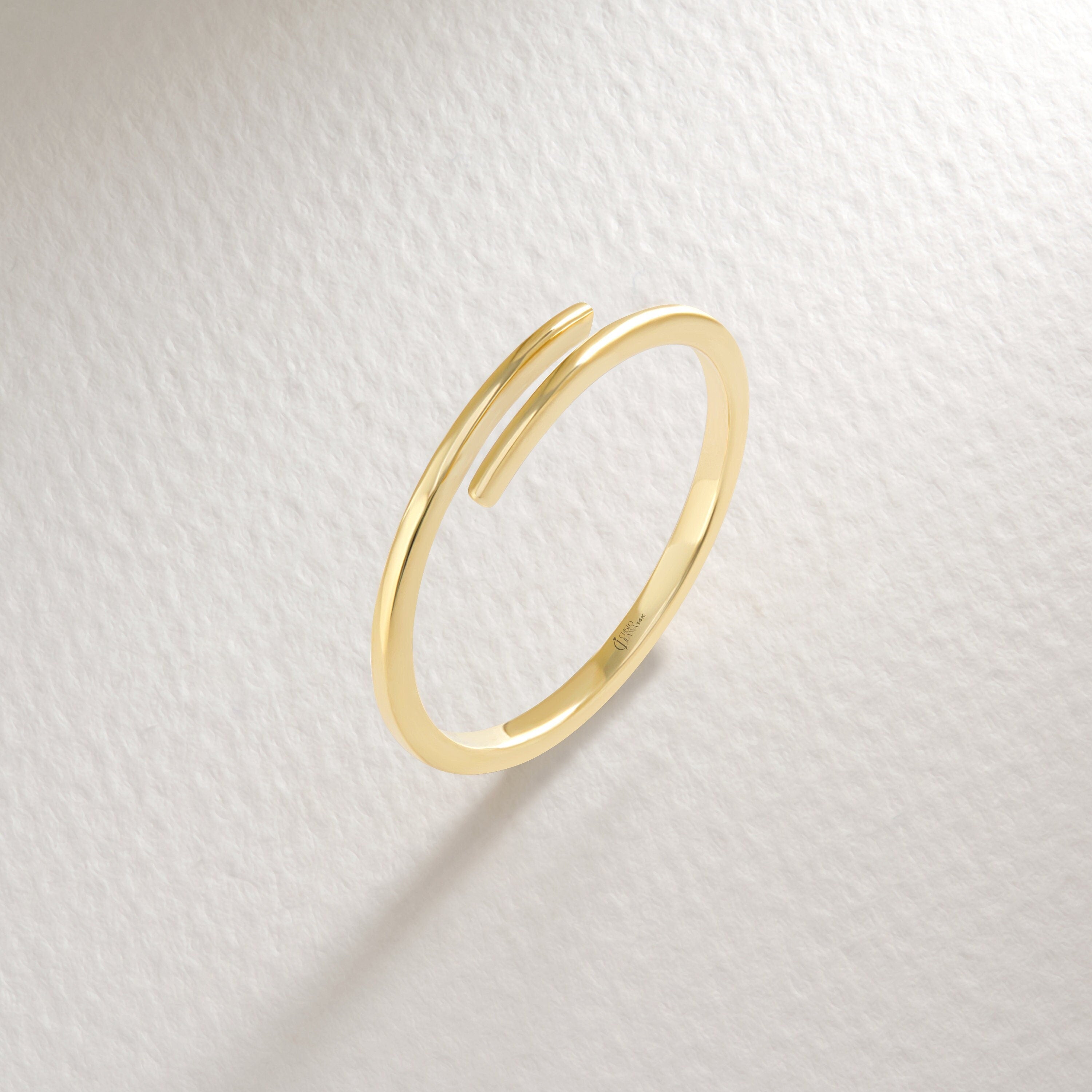 Open Spiral Wrap Statement Ring – 10K / 14K / 18K Solid Gold ✨💍
A bold yet minimal open spiral ring designed for everyday elegance. Its adjustable cuff style makes it easy to wear as a pinky, knuckle, or stackable statement ring. Perfect for gifting or adding a modern twist to your jewelry collection.