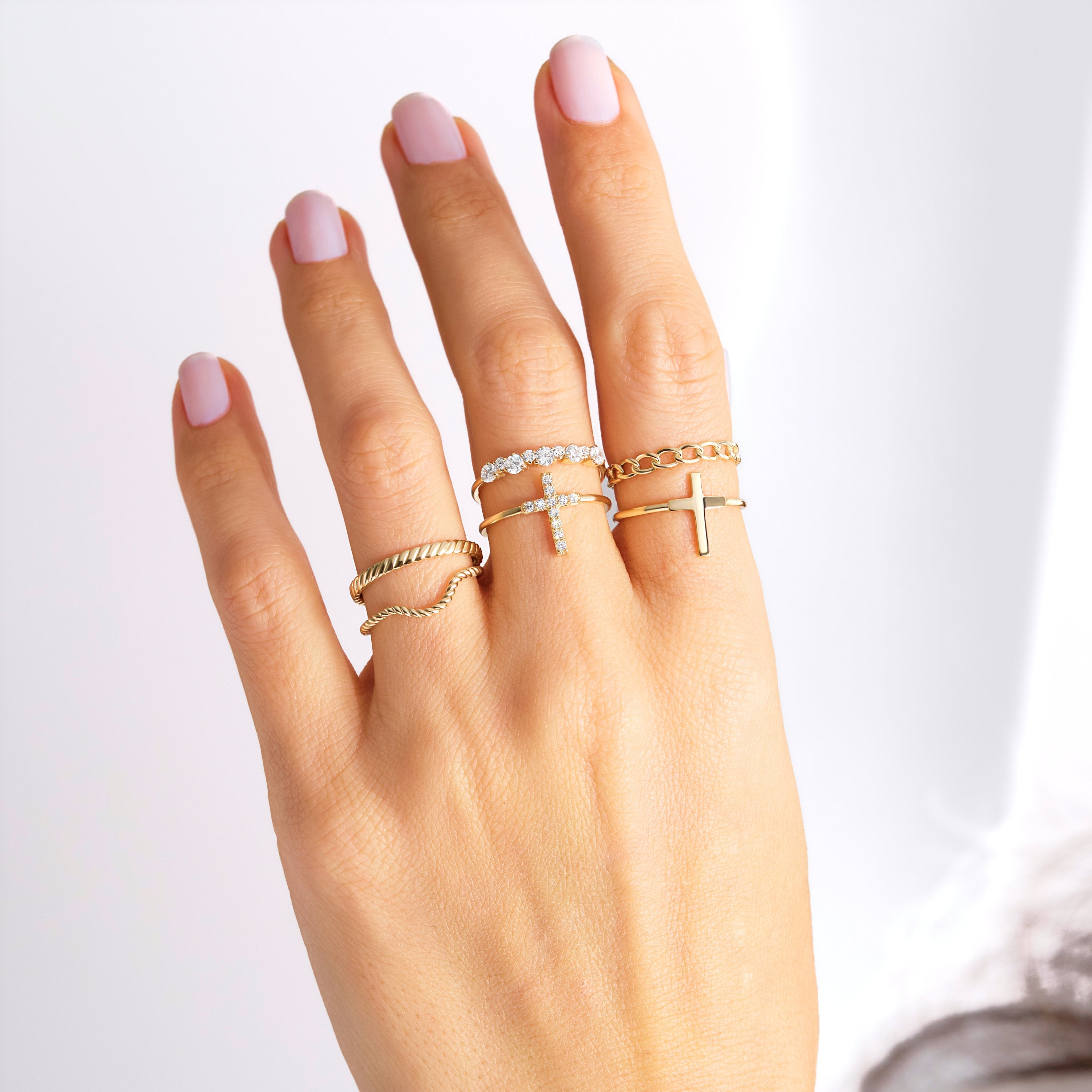 š V-Shaped Chevron Wedding Band ā 14K Solid Gold
This elegant V-shaped ring features a smooth polished band with a subtle wave silhouette, creating a modern chevron look that pairs beautifully with engagement rings. Its curved wishbone shape makes it perfect for nesting, stacking, or wearing alone as a delicate everyday gold band. āØ
