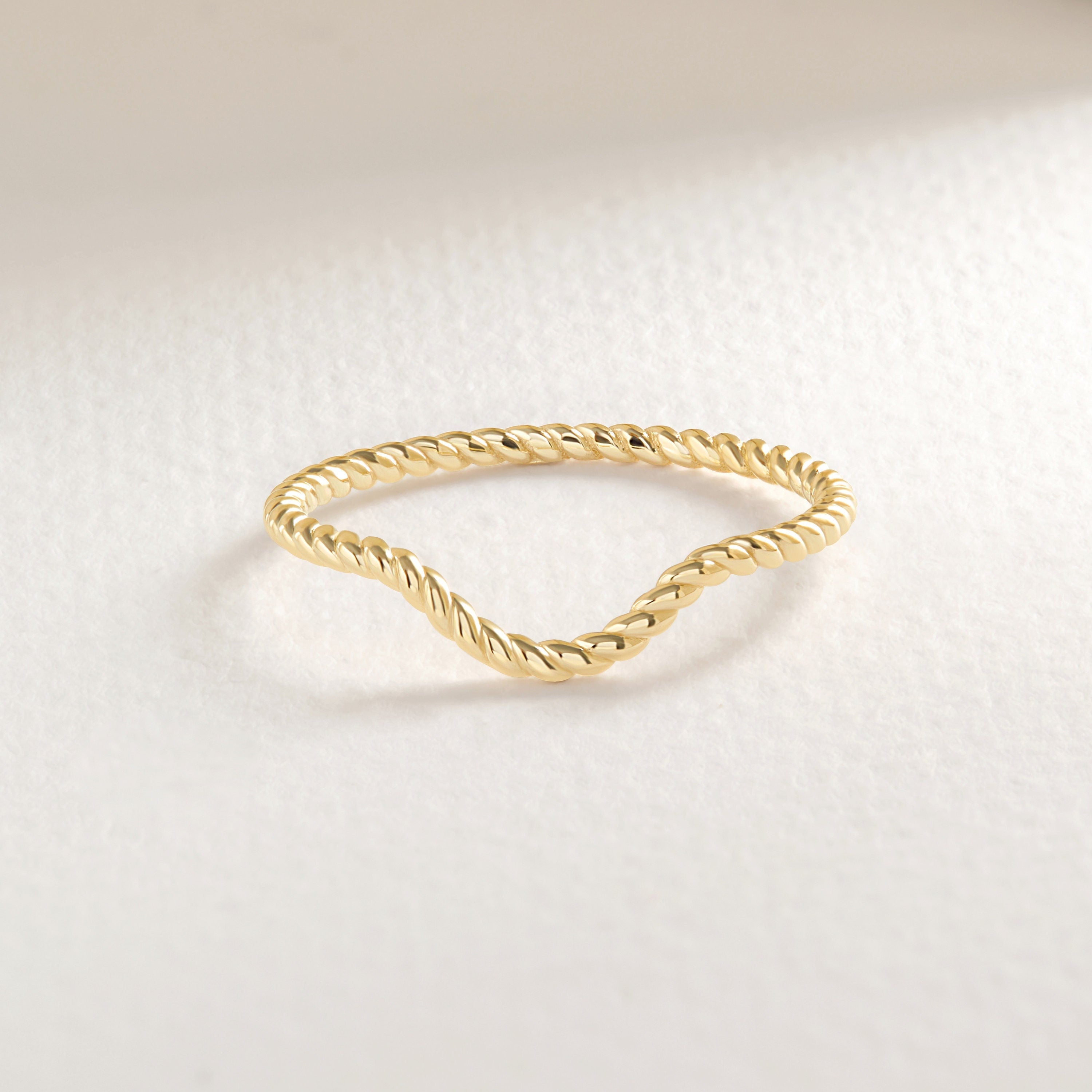 š V-Shaped Chevron Wedding Band ā 14K Solid Gold
This elegant V-shaped ring features a smooth polished band with a subtle wave silhouette, creating a modern chevron look that pairs beautifully with engagement rings. Its curved wishbone shape makes it perfect for nesting, stacking, or wearing alone as a delicate everyday gold band. āØ