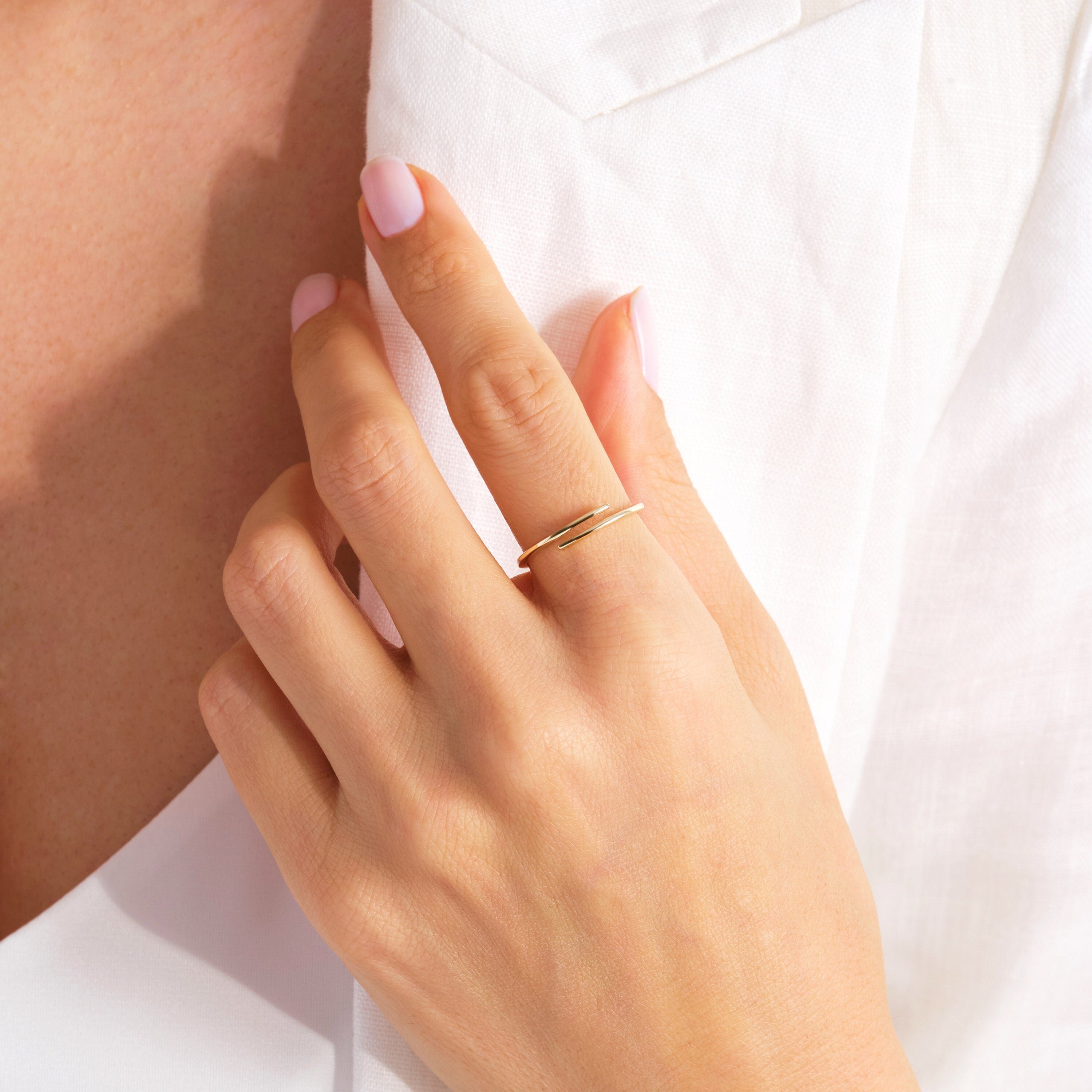 Open Spiral Wrap Statement Ring – 10K / 14K / 18K Solid Gold ✨💍
A bold yet minimal open spiral ring designed for everyday elegance. Its adjustable cuff style makes it easy to wear as a pinky, knuckle, or stackable statement ring. Perfect for gifting or adding a modern twist to your jewelry collection.