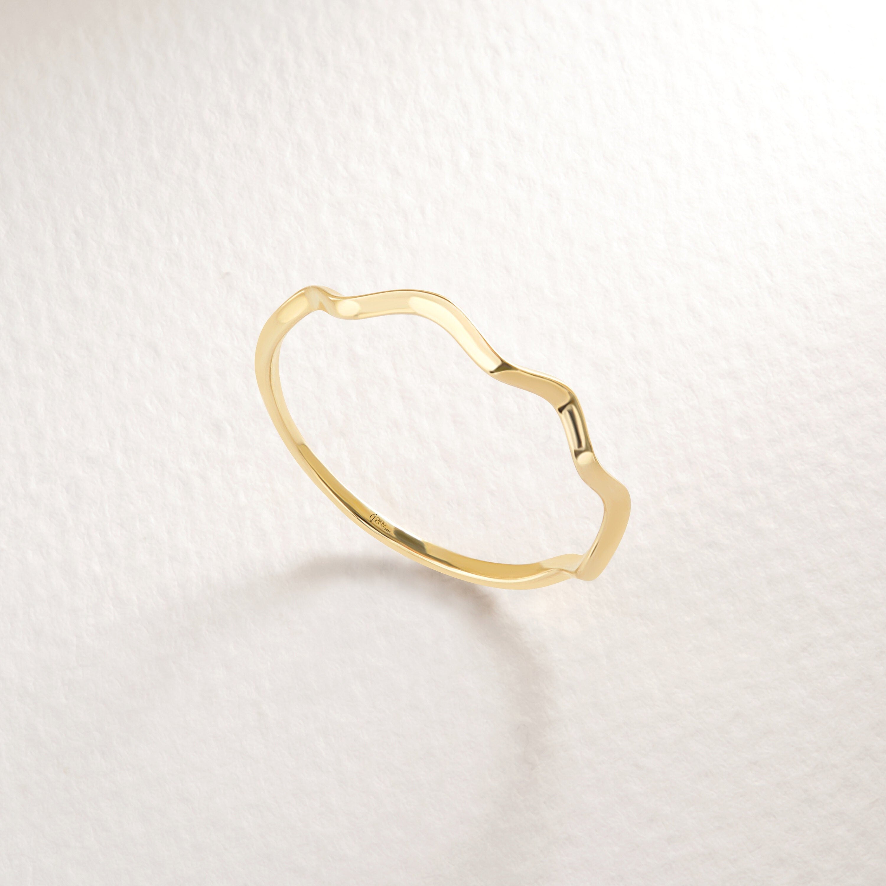 Wavy Squiggle Chevron Ring đŤ 10K / 14K / 18K Solid Gold
Embrace your individuality with this abstract ripple ring! A modern chevron design combined with playful wave curves â perfect for stacking or wearing solo.