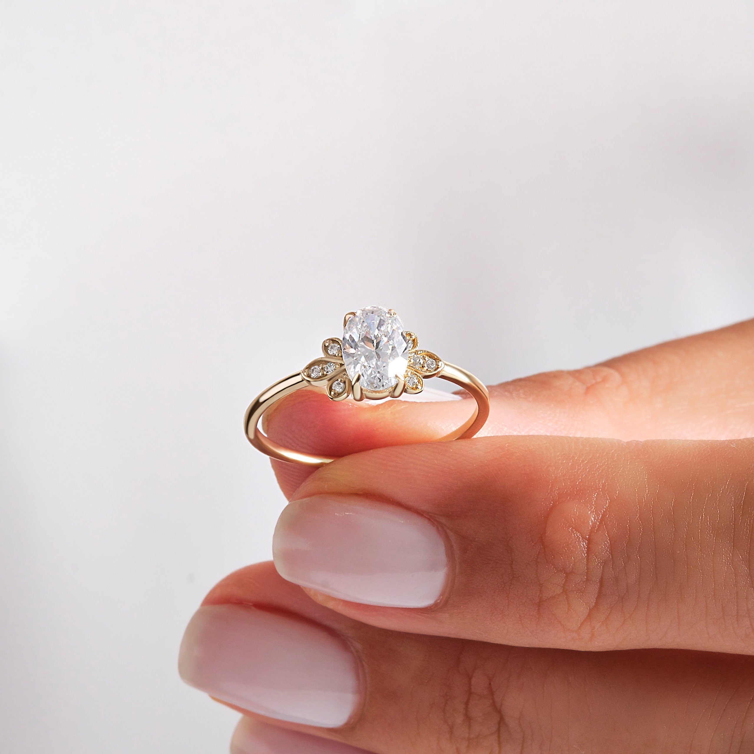 Oval Diamond 1ct Engagement Ring – 14K Solid Gold Band 💎✨
Timeless and radiant, this oval diamond engagement ring embodies elegance in its purest form. Featuring a 1 carat moissanite center stone with delicate side accents, it shines with sophistication and grace — perfect for modern romantics who love vintage-inspired details.