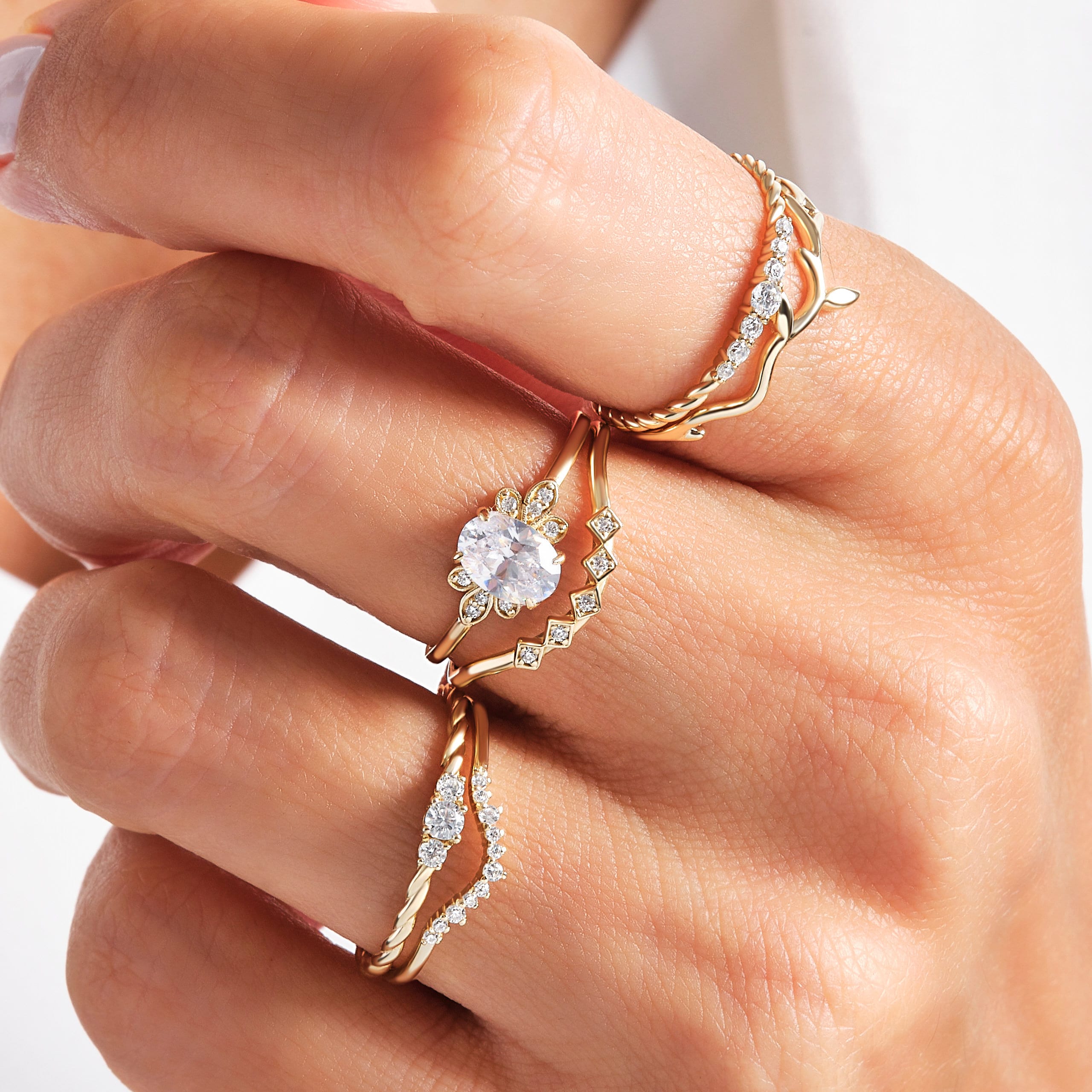 Oval Diamond 1ct Engagement Ring – 14K Solid Gold Band 💎✨
Timeless and radiant, this oval diamond engagement ring embodies elegance in its purest form. Featuring a 1 carat moissanite center stone with delicate side accents, it shines with sophistication and grace — perfect for modern romantics who love vintage-inspired details.