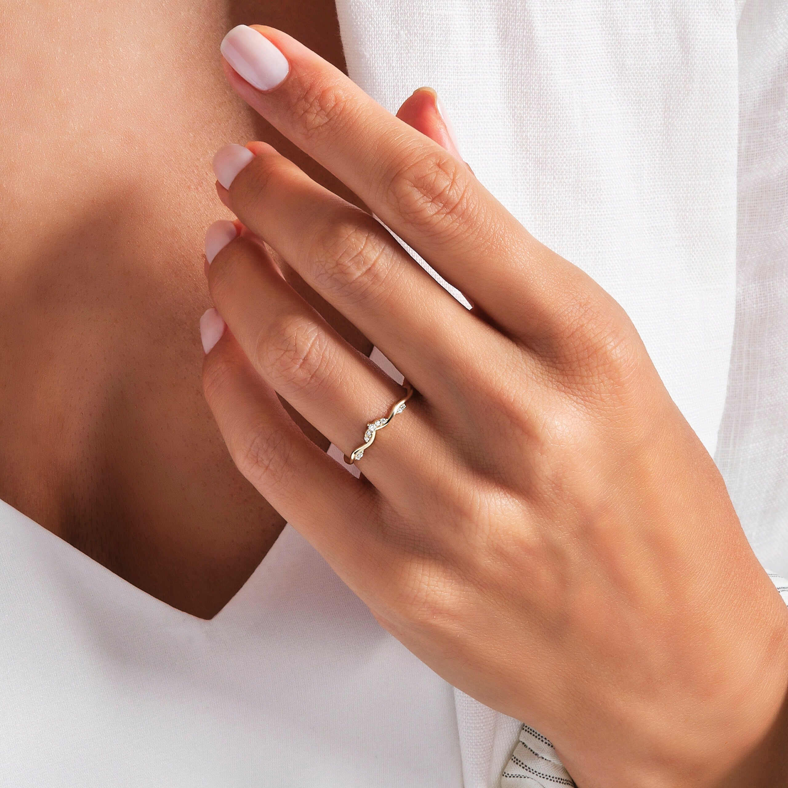 This V shape chevron ring features a diamond ring design with tiny diamond gold accents, perfect for a curved engagement or V engagement ring look. Ideal as a nesting promise ring, wishbone ring women love, or a contour wedding 18k band. Whether for bridesmaid bridal style or a wedding delicate 14k band, this thin dainty band 10k adds timeless sparkle.
