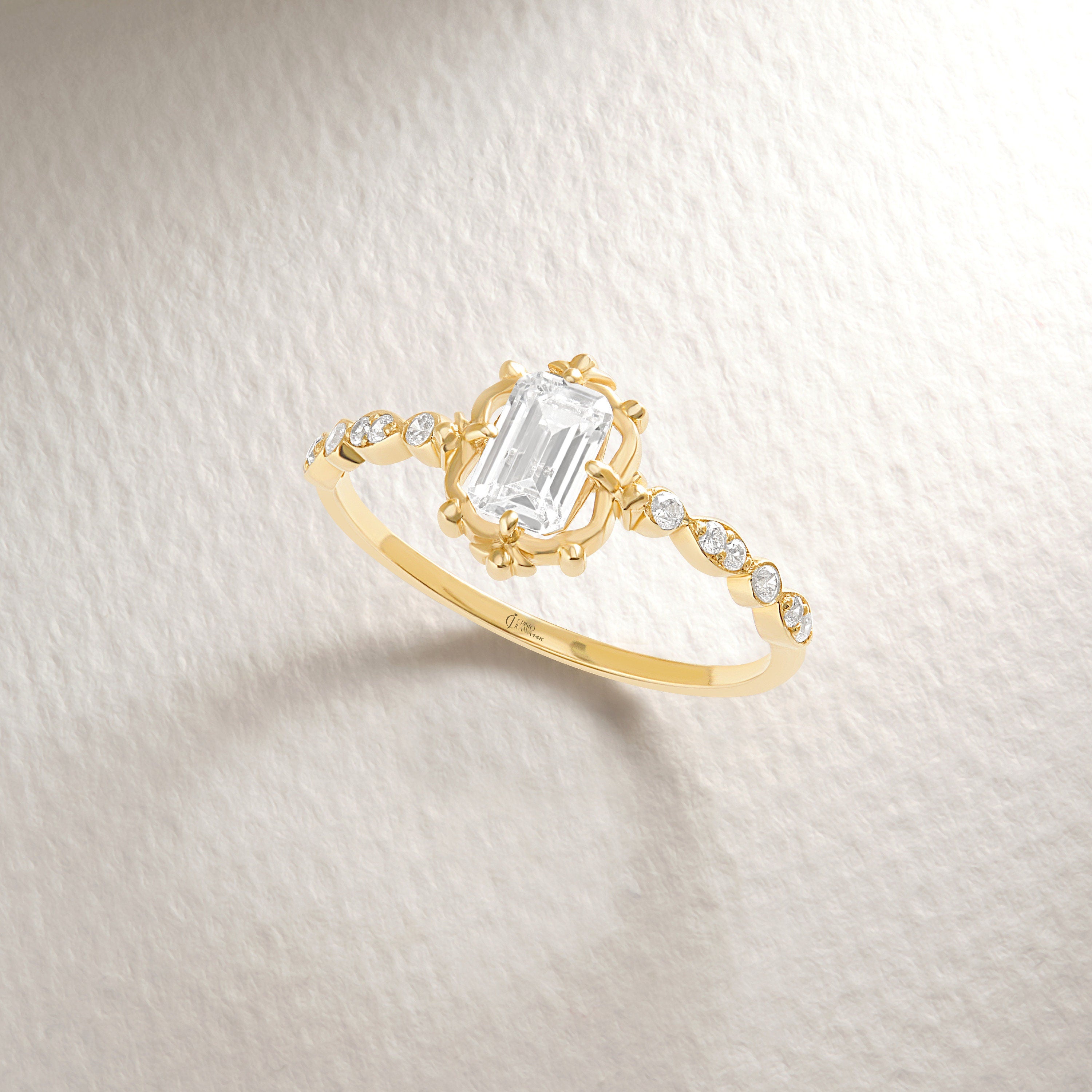 Emerald Cut Diamond Stackable Ring – 10K / 14K / 18K Solid Gold 💎✨
A modern yet timeless rectangle emerald-cut diamond ring, accented with sparkling round side stones. Its slim band design makes it perfect as a wedding band, promise ring, or stackable everyday piece.