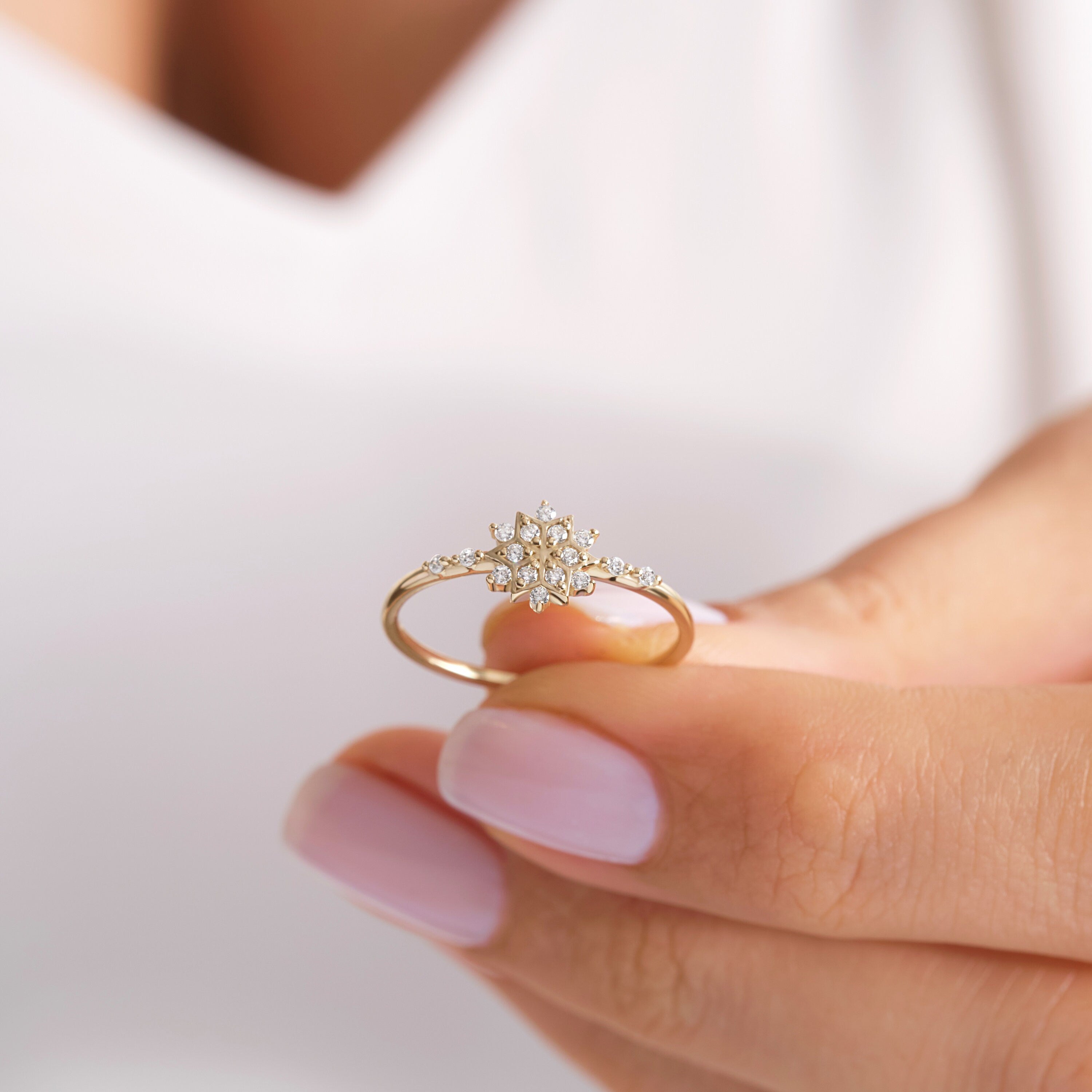 ❄️ Snowflake Moissanite Wedding Ring – 14K Solid Gold Vintage Floral Design 💍
Celebrate the beauty of winter and timeless romance with this Snowflake Moissanite Wedding Ring. Designed in an elegant floral cluster style, it radiates brilliance and charm — a perfect piece for brides who adore delicate, nature-inspired jewelry.