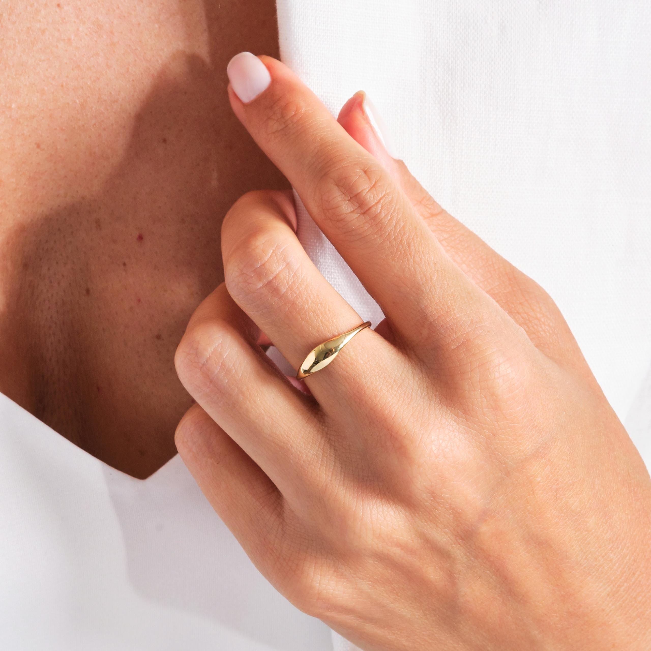 đ Dome Statement Ring â 14K Solid Gold
This sleek dome ring features a polished rounded band that blends delicate simplicity with a bold, modern look. Its slim yet chunky silhouette makes it perfect for pinky wear, everyday styling, or as a minimal engagement band. A timeless solid gold essential designed for effortless elegance. â¨