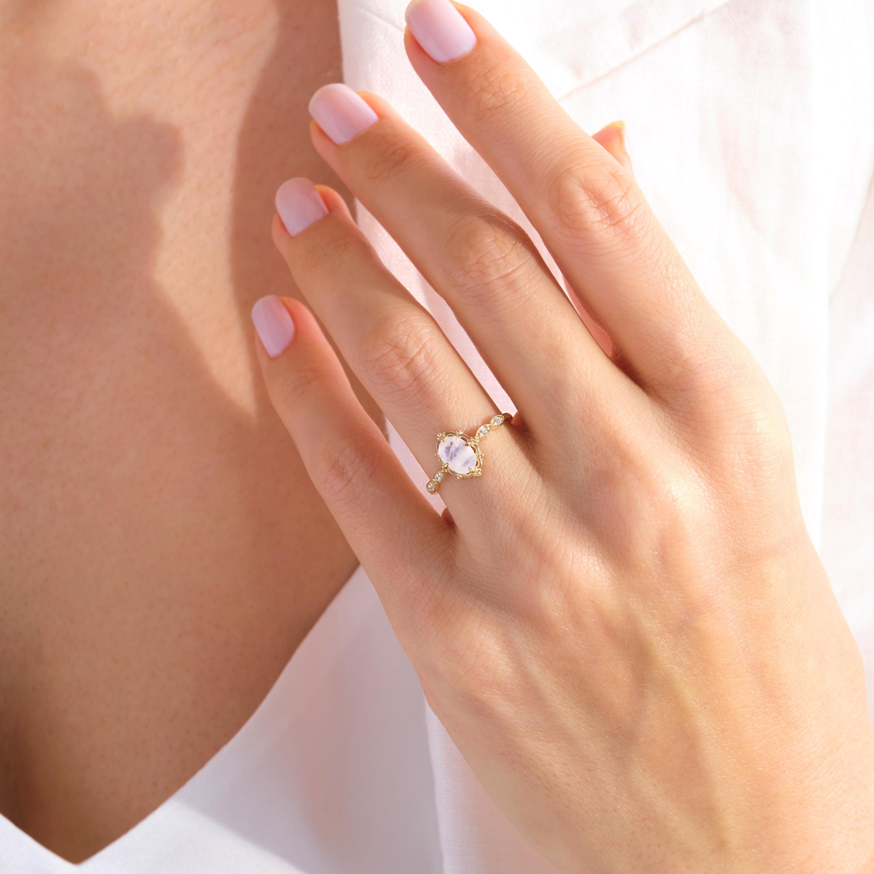 Moonstone Art Deco Ring – 10K / 14K / 18K Solid Gold 🌙✨
A luminous oval moonstone set in an Art Deco-inspired band, accented with sparkling side diamonds or moissanites. This handcrafted ring combines elegance and mystical charm, perfect for engagements, promise rings, or as a meaningful gift. 🌿💍