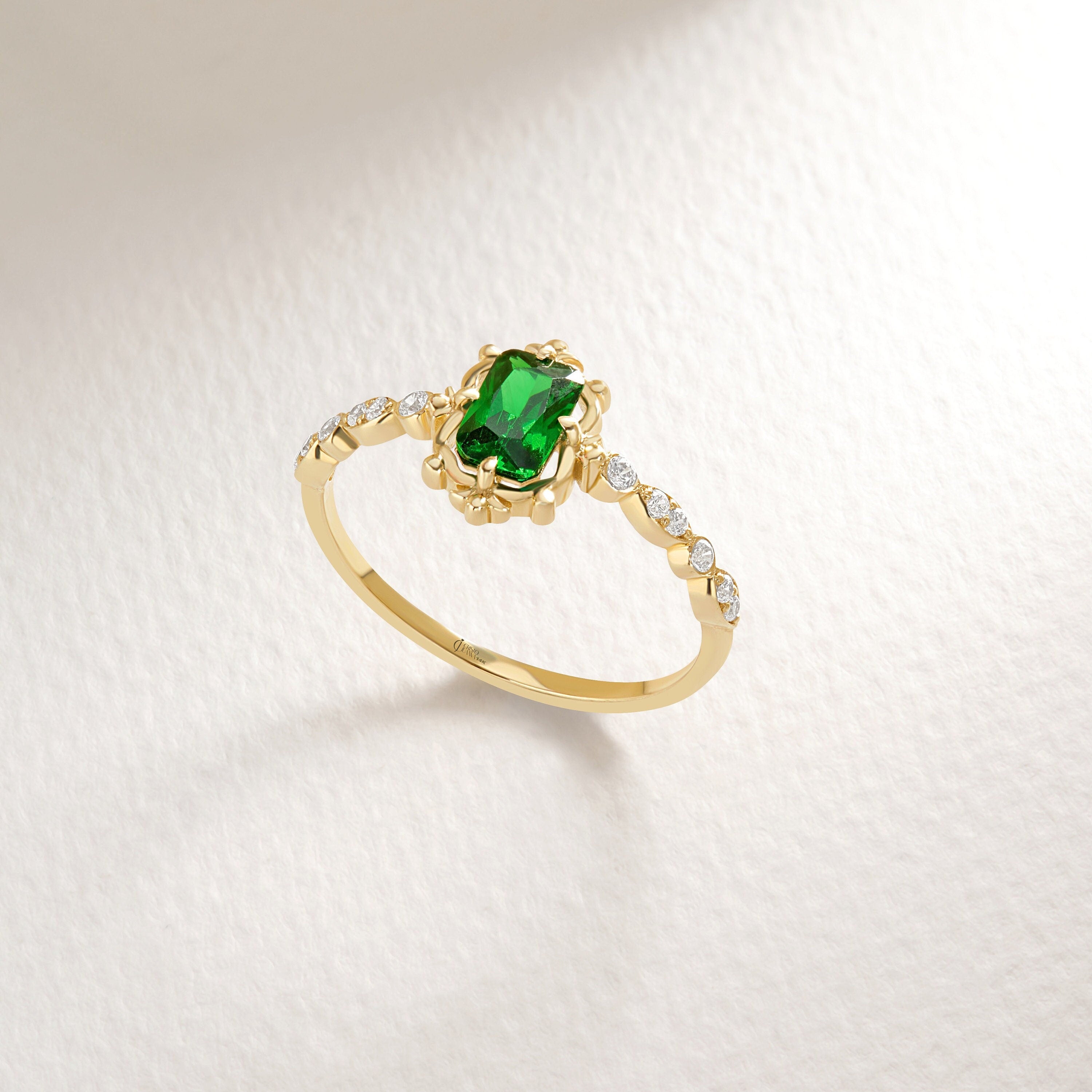 Emerald Cut Emerald Engagement Ring – 14K Solid Gold Rectangle Birthstone Ring 💚✨
Elegant, timeless, and handcrafted to perfection — this Emerald Cut Emerald Engagement Ring brings refined luxury to every moment. Set with a vibrant 6x4 mm emerald and surrounded by delicate side diamonds, it captures both strength and serenity in its design.
