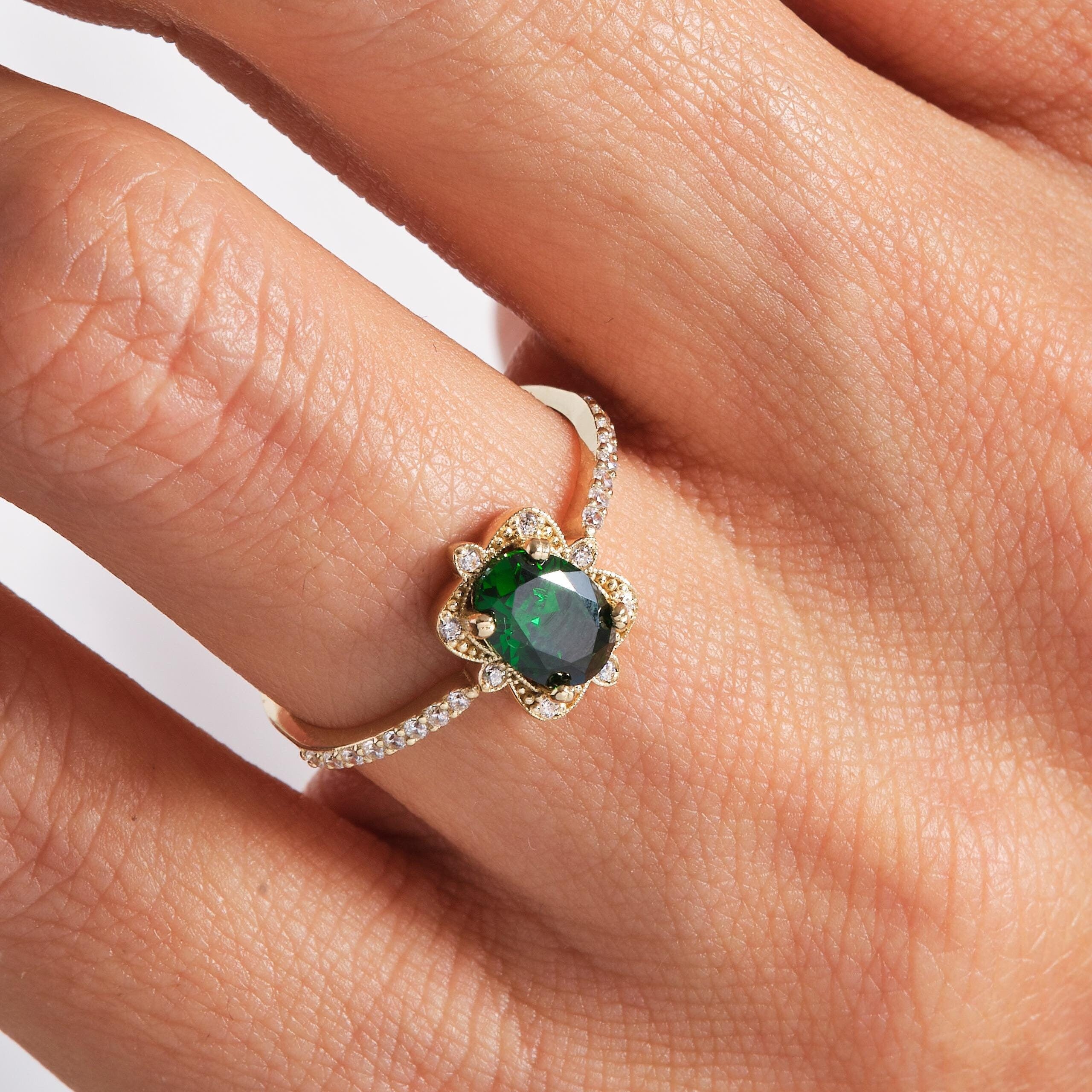 Oval Emerald Engagement Ring – 10K / 14K / 18K Solid Gold 💚✨
A stunning oval-cut emerald set on a slim art deco-inspired band, accented with sparkling round diamonds. Perfect as a birthstone, engagement, or wedding ring, this elegant design can also be customized with Diamond or Moissanite side stones upon request.