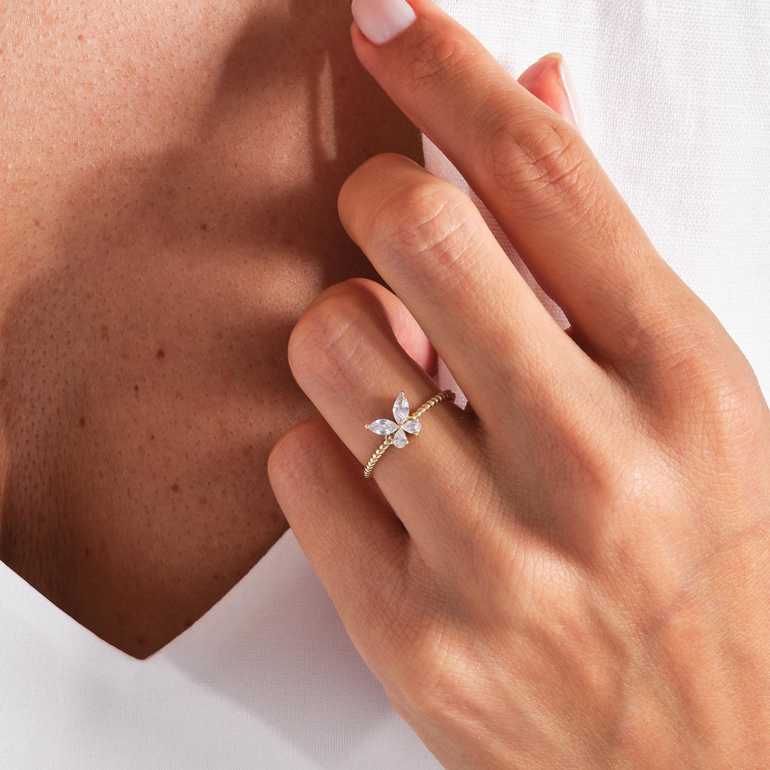Marquise Diamond Butterfly Ring – 14K Solid Gold ✨💎
This stunning butterfly-inspired diamond ring features marquise and pear-cut stones forming delicate wings atop a braided gold band. A perfect mix of nature’s grace and timeless beauty — ideal for brides, bridesmaids, or anyone who loves elegant sparkle. 🦋💍