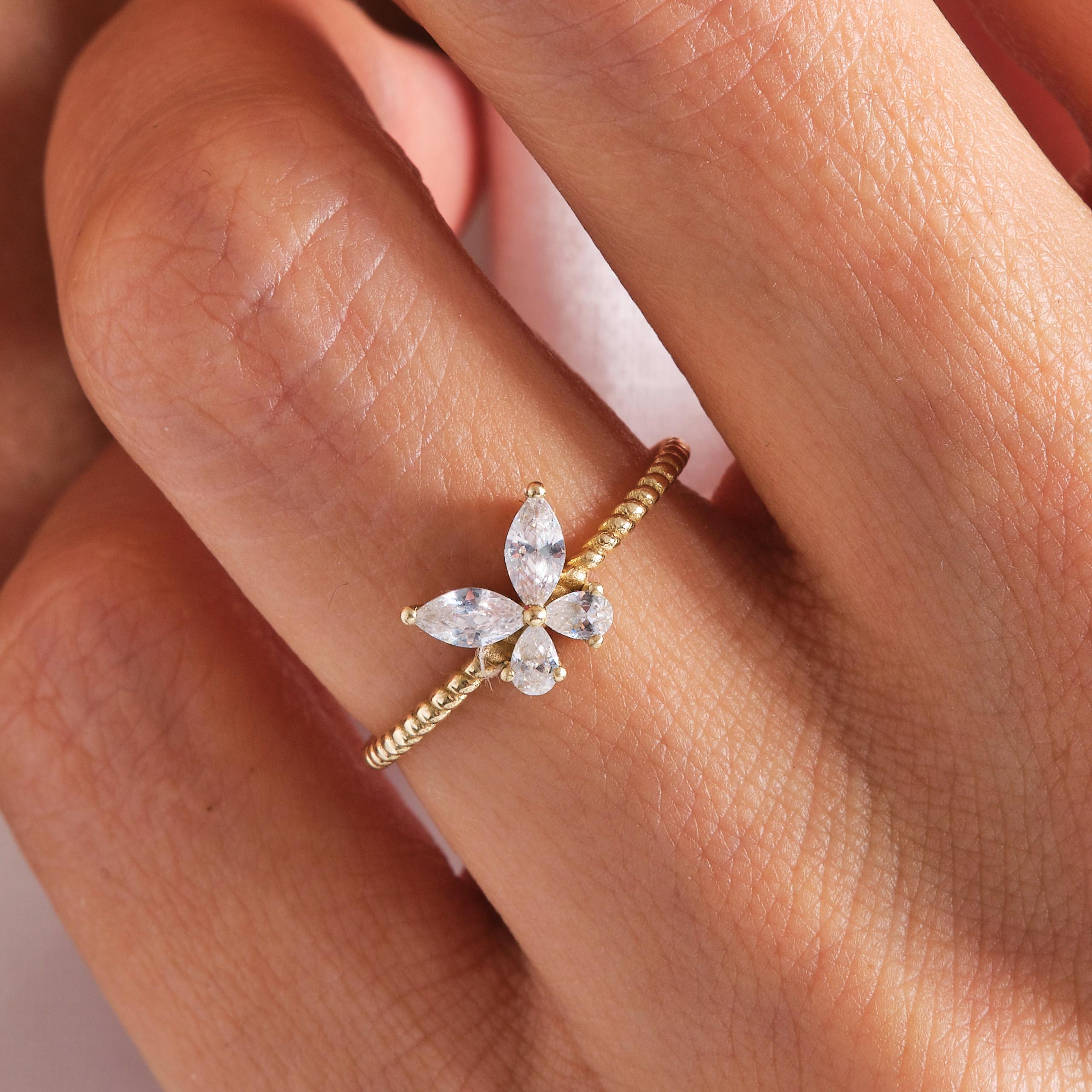 Marquise Diamond Butterfly Ring – 14K Solid Gold ✨💎
This stunning butterfly-inspired diamond ring features marquise and pear-cut stones forming delicate wings atop a braided gold band. A perfect mix of nature’s grace and timeless beauty — ideal for brides, bridesmaids, or anyone who loves elegant sparkle. 🦋💍