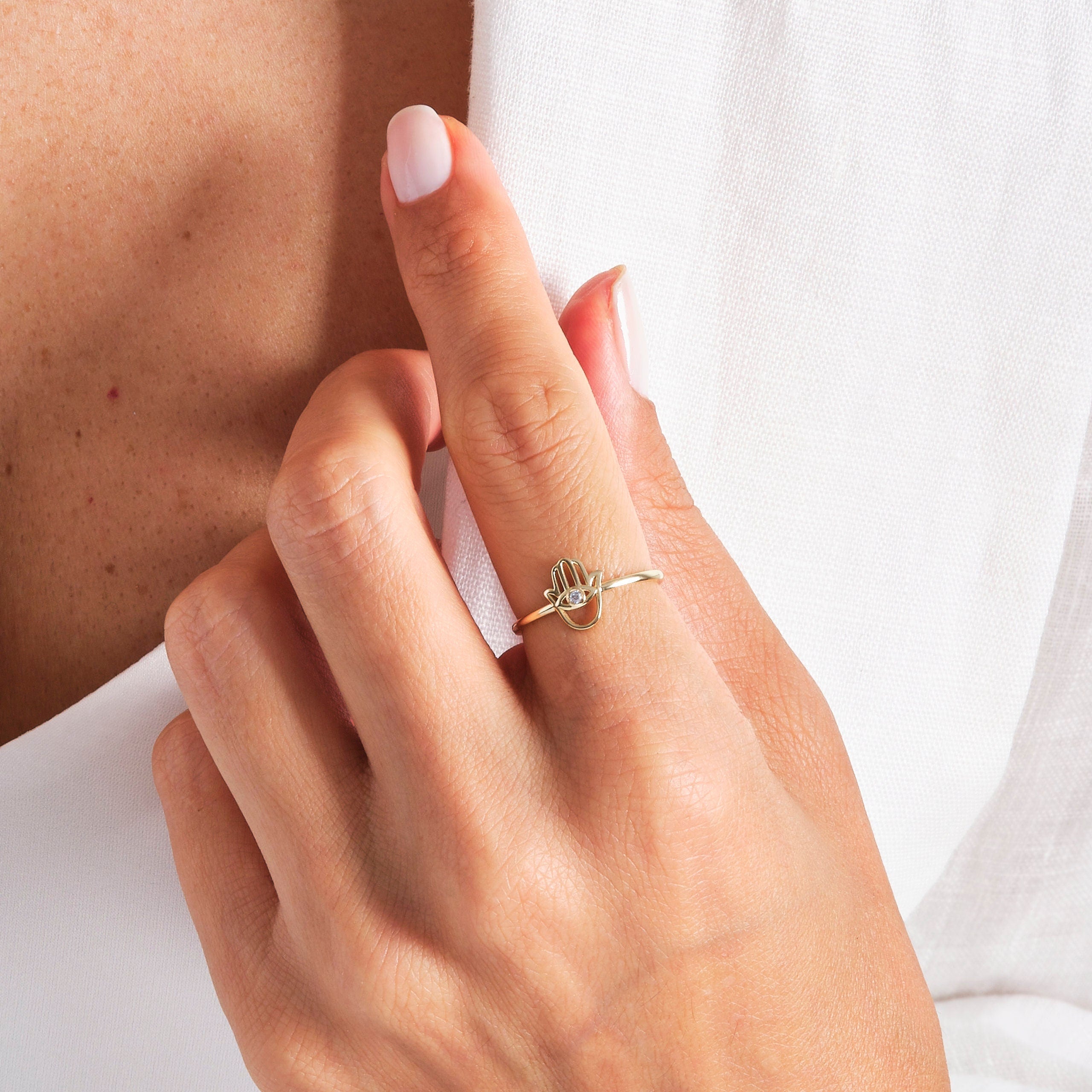 Sapphire Diamond Engagement Ring – 10K / 14K / 18K Solid Gold ✨💎
This elegant oval-cut sapphire ring, accented with four sparkling moissanites, is the perfect blend of timeless beauty and modern sophistication. A stunning choice for engagements, anniversaries, or simply to celebrate your love.