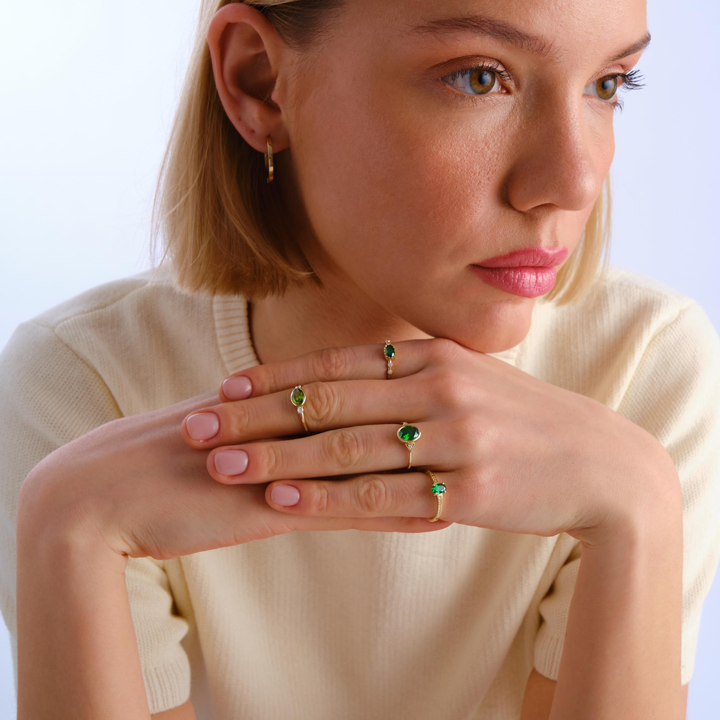 Oval Emerald Engagement Ring – 10K / 14K / 18K Solid Gold 💚✨
A timeless oval-cut emerald set on a delicate braided floral band 🌿. Its vintage-inspired style brings elegance and meaning, making it perfect as an engagement, promise, or birthday ring.