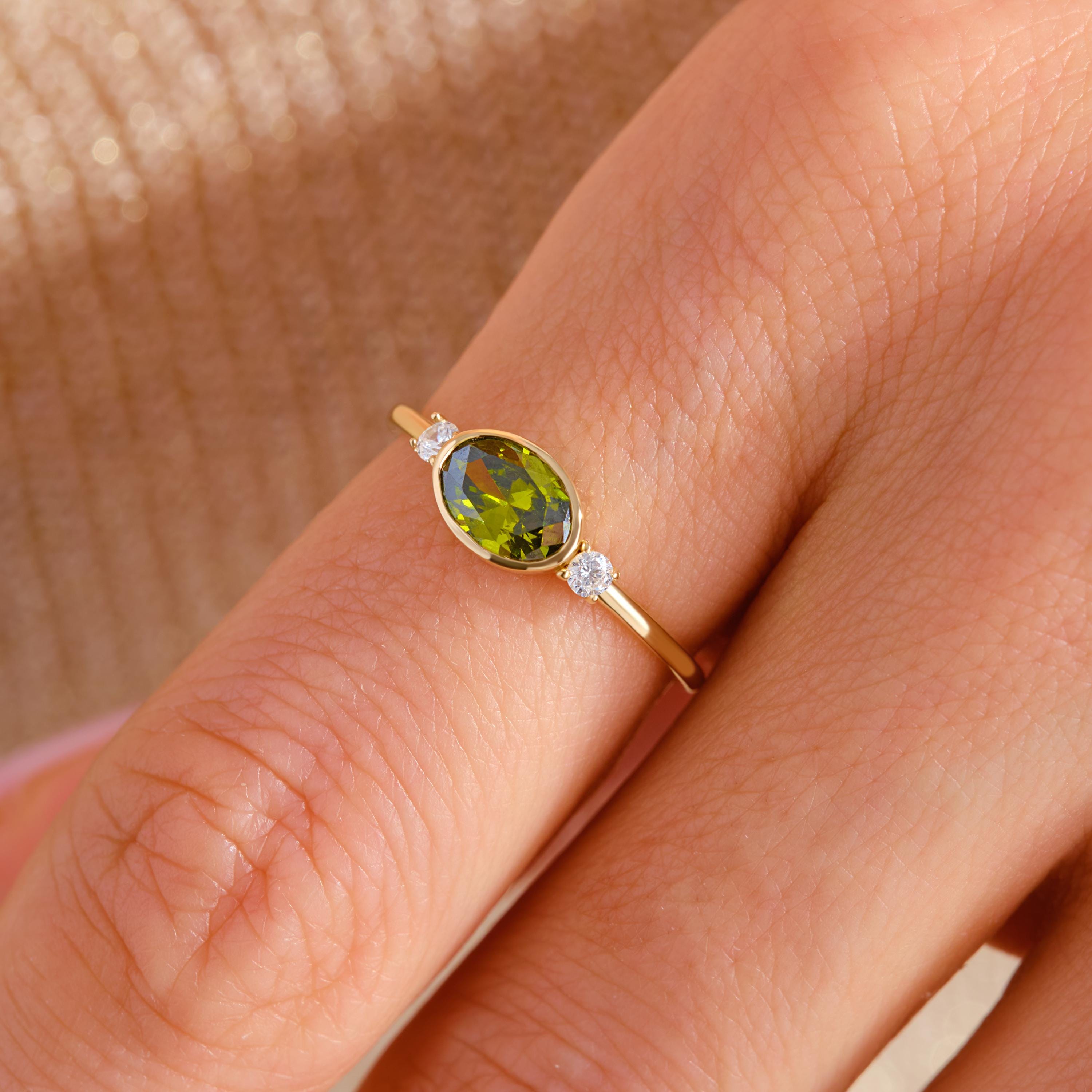 14K Gold Peridot Ring – Oval Green Birthstone Wedding Band 💚✨
Celebrate summer love and timeless beauty with this handcrafted gold peridot ring, featuring a bezel-set oval birthstone ring and sparkling side diamonds. Whether worn as a green wedding ring, anniversary gift, or summer engagement piece, this elegant design radiates grace and color.