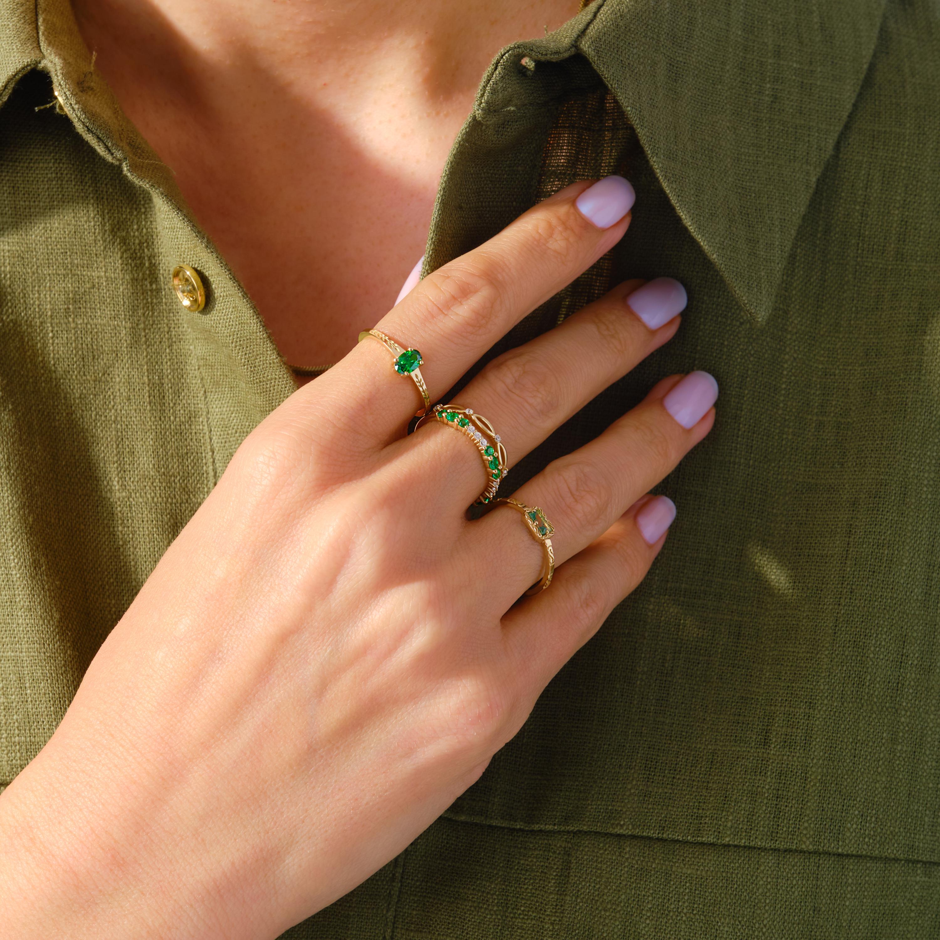 Oval Emerald Engagement Ring – 10K / 14K / 18K Solid Gold 💚✨
A timeless oval-cut emerald set on a delicate braided floral band 🌿. Its vintage-inspired style brings elegance and meaning, making it perfect as an engagement, promise, or birthday ring.