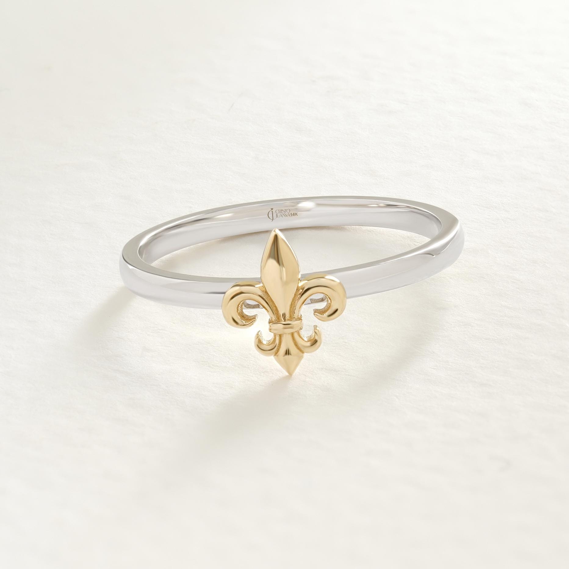 ⚜️ Two Tone Fleur De Lis Ring – 14K Solid Gold Vintage Band 💛
Symbolizing nobility and strength, this handcrafted Fleur-de-lis ring is a unique blend of antique charm and minimalist elegance. Its two-tone finish makes it a perfect keepsake for both women and men – ideal for daily wear, meaningful gifts, or even bold personal statements.