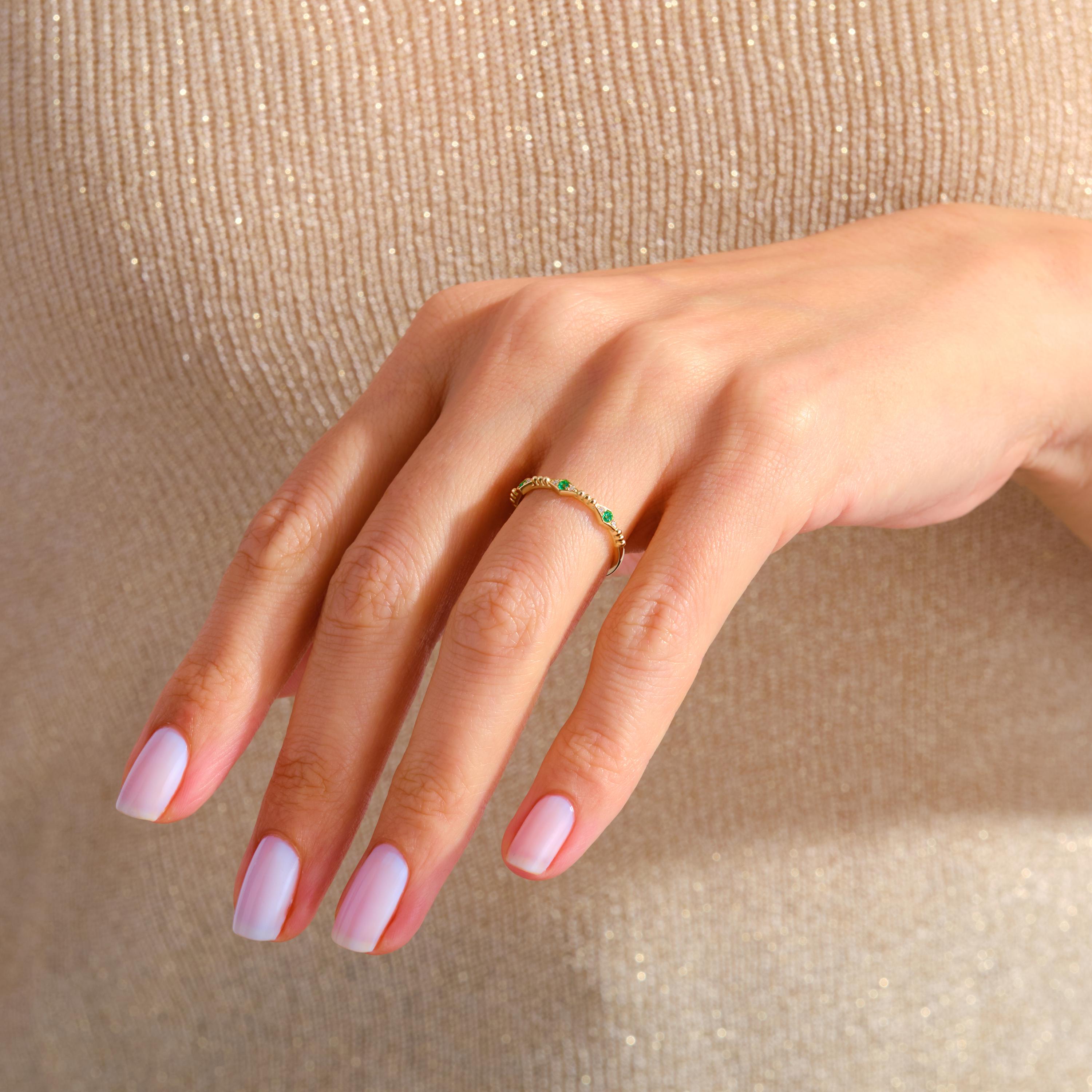 Dainty Emerald Stacking Ring – 10K / 14K / 18K Solid Gold 💚✨
A delicate emerald ring accented with sparkling side diamonds, perfect for stacking or wearing alone. Its elegant and minimalist design makes it a thoughtful birthstone gift or a charming everyday accessory.
