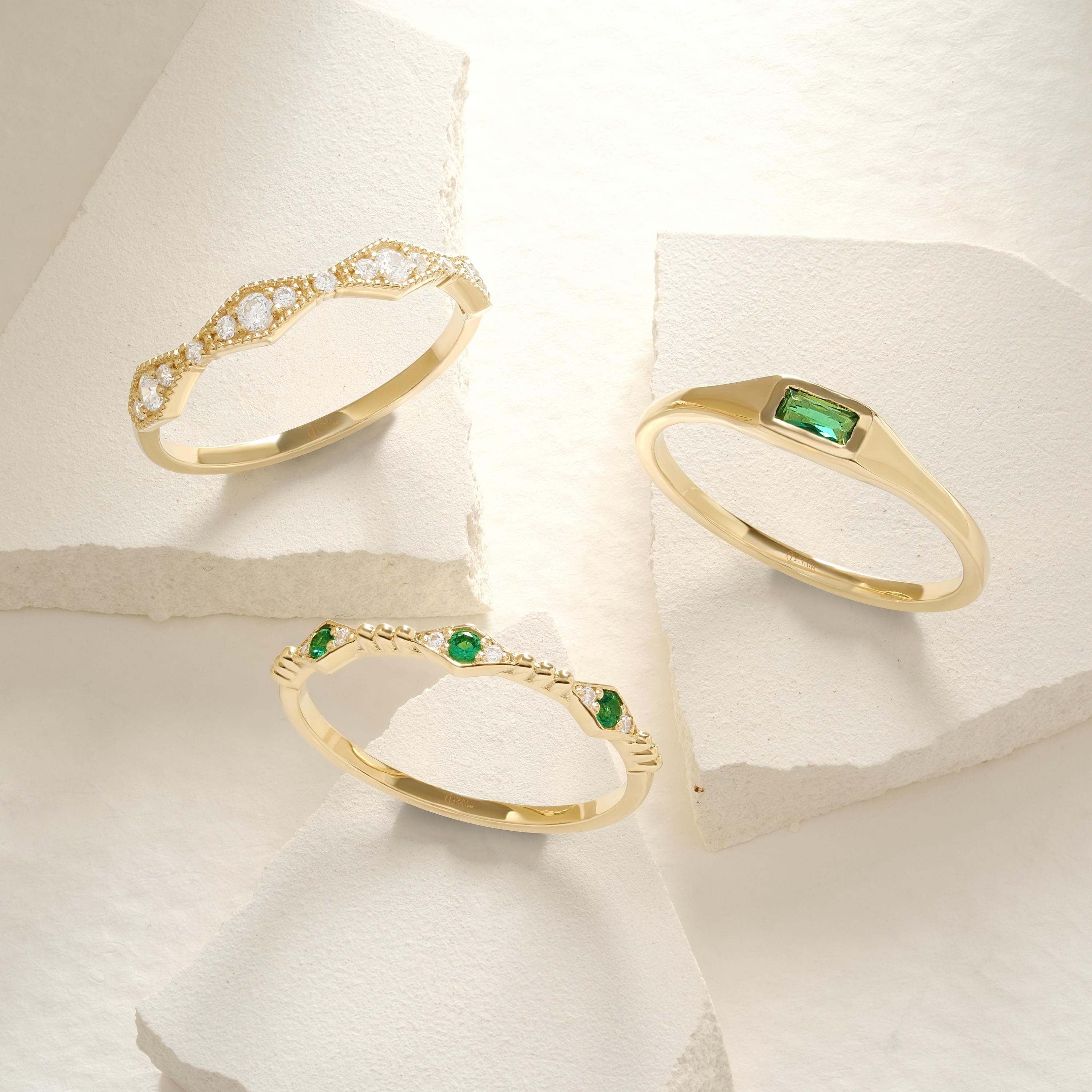 Dainty Emerald Stacking Ring – 10K / 14K / 18K Solid Gold 💚✨
A delicate emerald ring accented with sparkling side diamonds, perfect for stacking or wearing alone. Its elegant and minimalist design makes it a thoughtful birthstone gift or a charming everyday accessory.