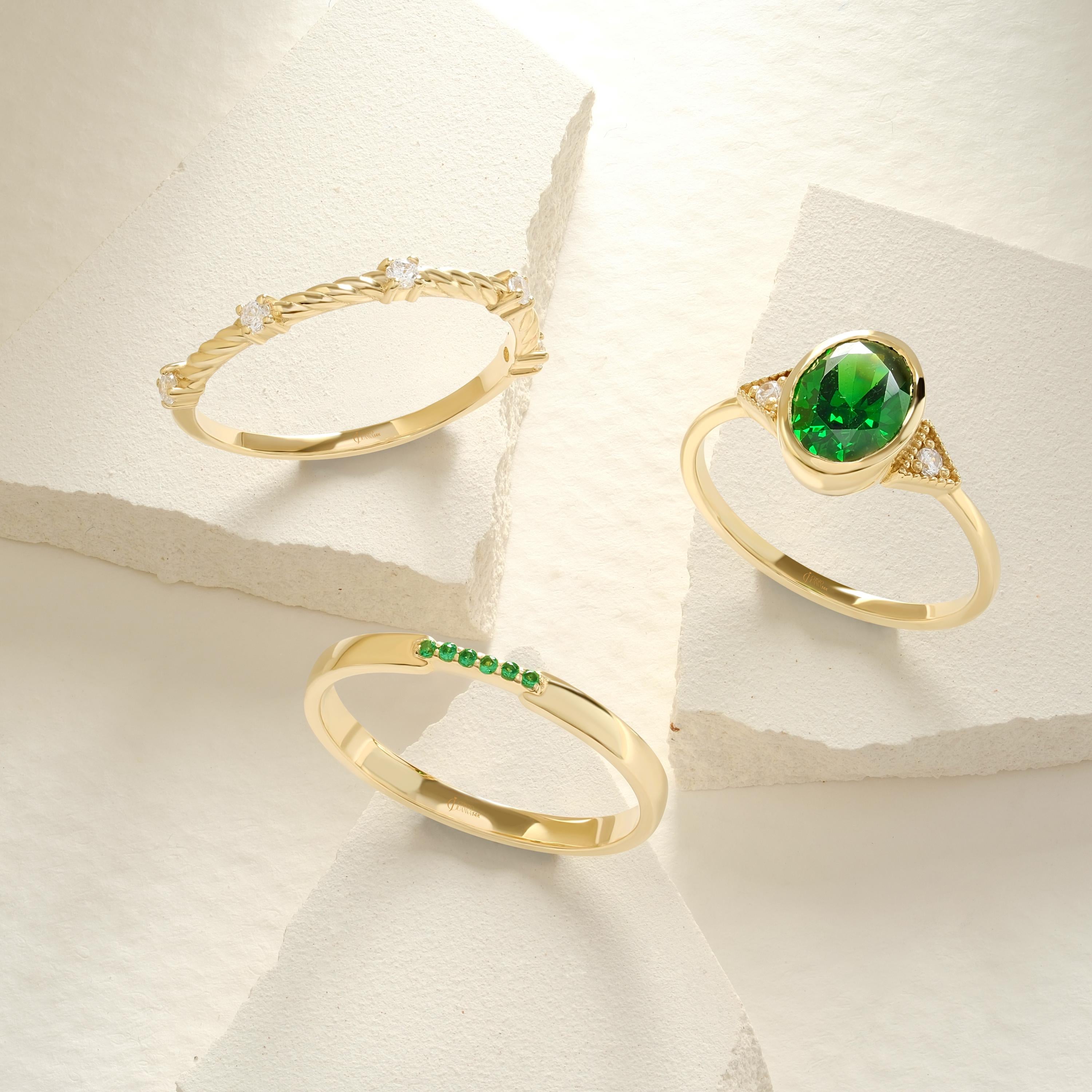 Dainty Emerald Band Ring – 14K Solid Gold 💚✨
A timeless emerald pavé ring that shines with subtle elegance. Its fine band and vivid green stones make it perfect for stacking or wearing solo — a beautiful birthstone piece for everyday sparkle. 🌿