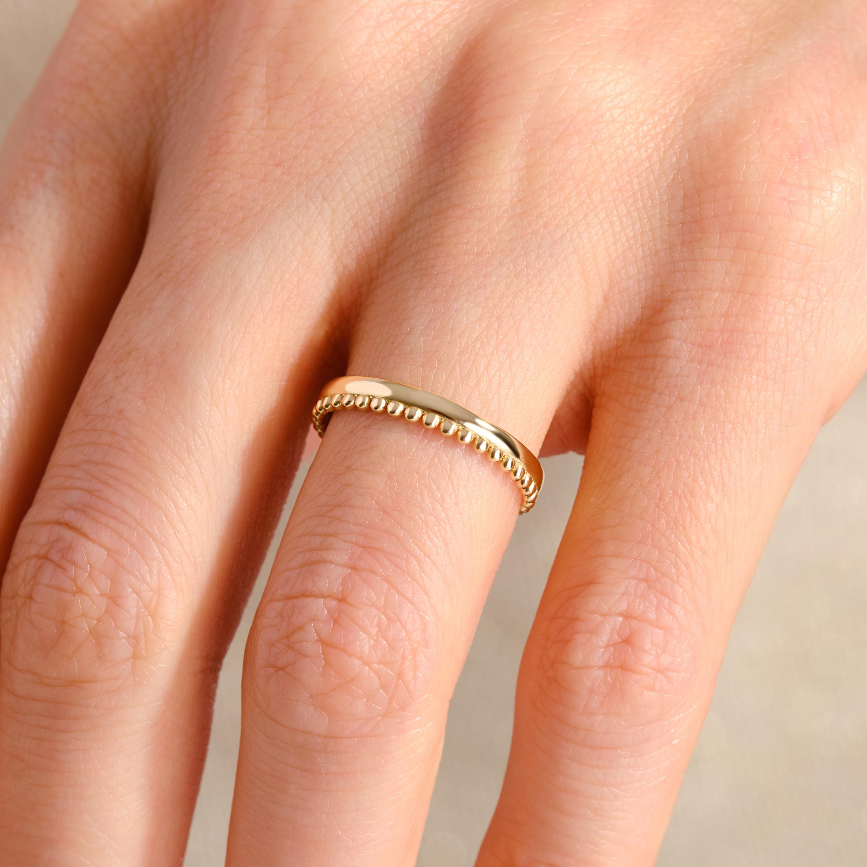 Beaded Wedding Ring – 10K / 14K / 18K Solid Gold ✨💍
This beaded solid gold ring beautifully combines elegance and simplicity. With its delicate braided texture and polished plain finish, it’s perfect for everyday wear or as a minimalist wedding band. A timeless piece that complements any style — modern, classic, or boho. 💫