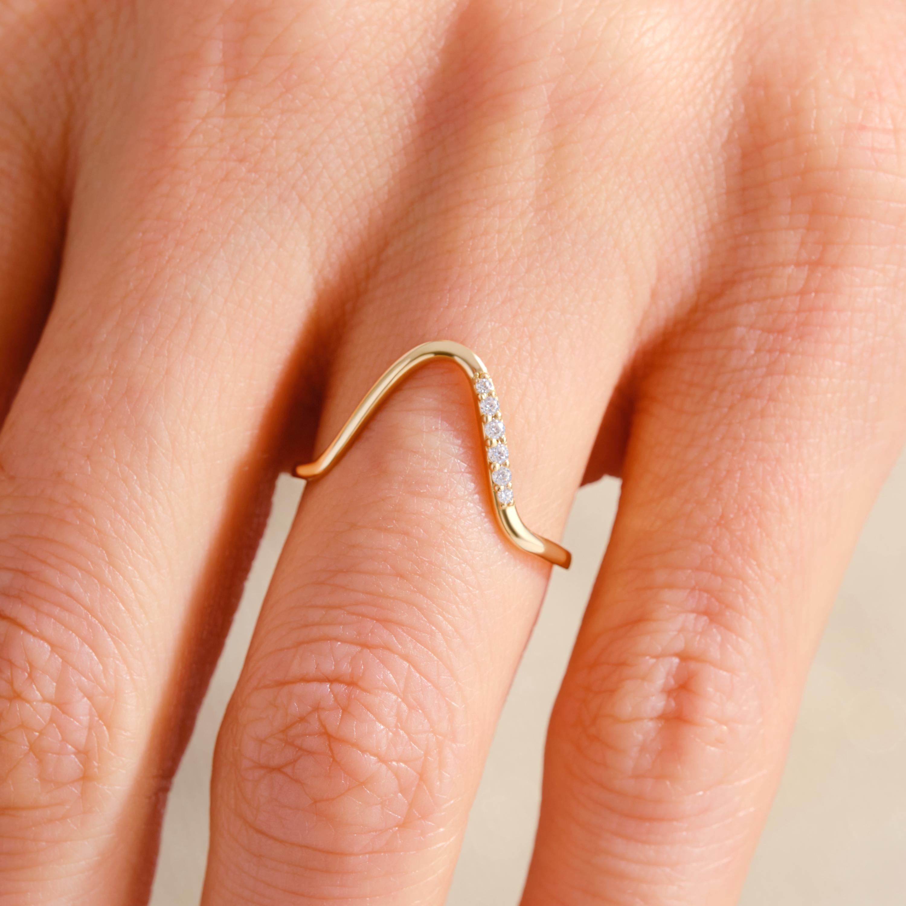 Vanki Diamond Wave Ring đ 10K / 14K / 18K Solid Gold â Deep V Chevron Moissanite Band
Make a statement with this elegant deep V ring featuring a rhythmic wave of sparkling diamonds or moissanites. Perfectly contoured to nest with engagement rings or worn solo for a minimalist sparkle.