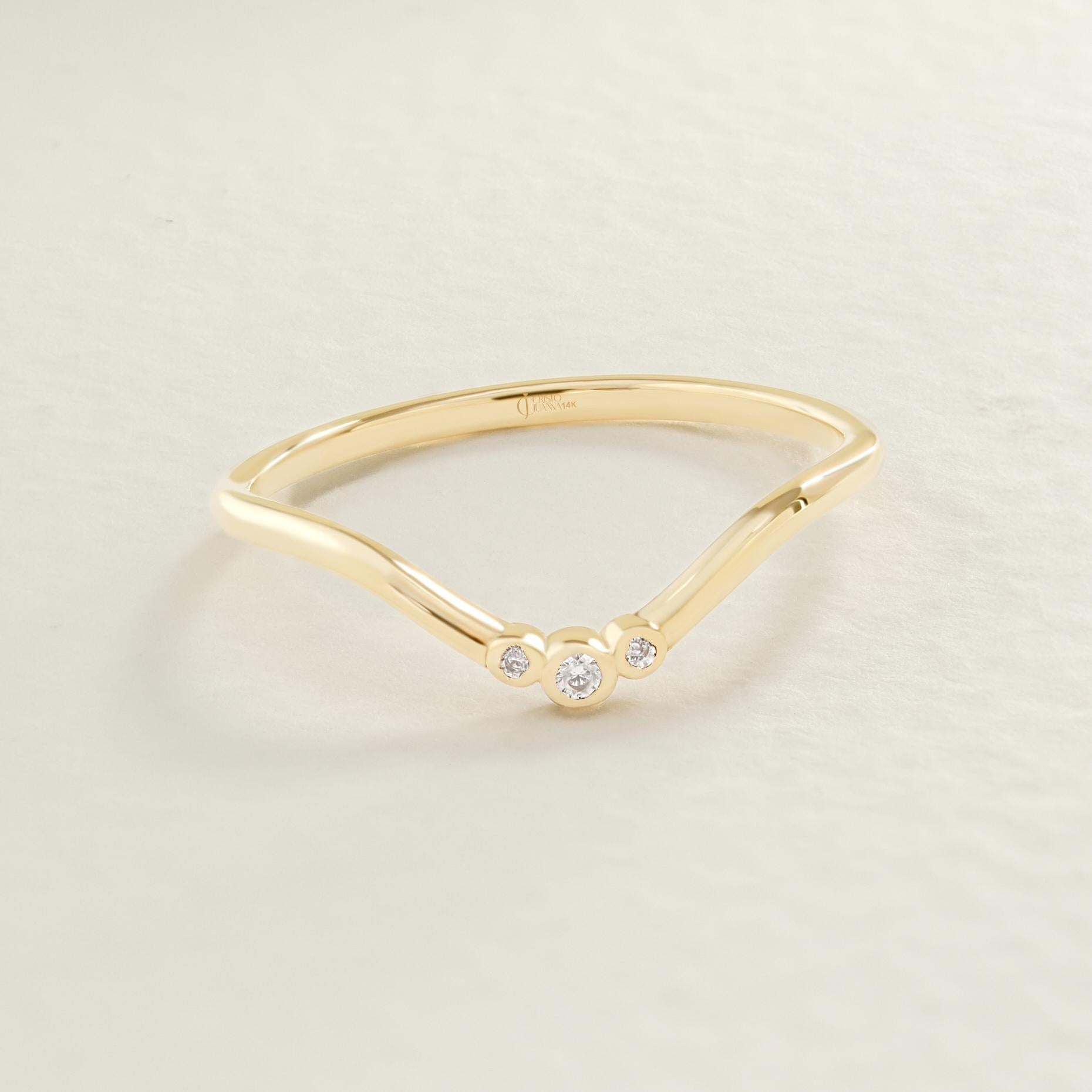 Diamond Chevron Swoop Ring – 10K / 14K / 18K Solid Gold V Band 💎✨
Elegant and modern, this swoop-shaped chevron ring features a trio of shimmering moissanite stones in a graceful V curve. Perfect as a curved wedding band, midi ring, or stacking favorite — this wave-inspired piece adds sparkle and style to any look 🌊💫
