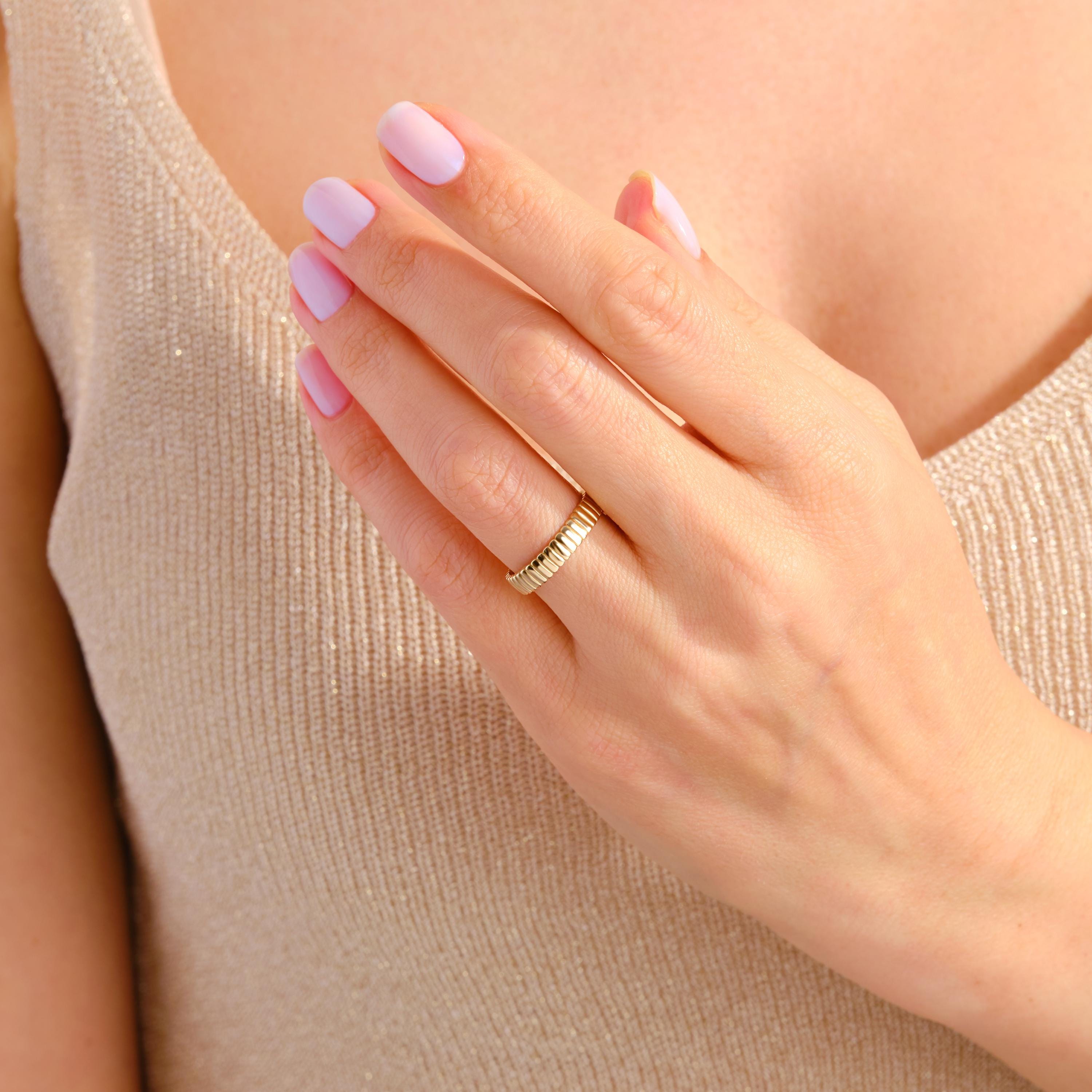 Ribbed Pave Diamond Wedding Band – 10K / 14K / 18K Solid Gold 💎🔥
A bold and beautiful designer ring with ribbed texture and tiny pave-set diamonds. Featuring a thick, tapered band in a luxurious cigar-style silhouette, this statement moissanite piece blends strength with sparkle. Perfect for modern brides, fashion-forward engagements, or stacking with your favorite rings 💫💛