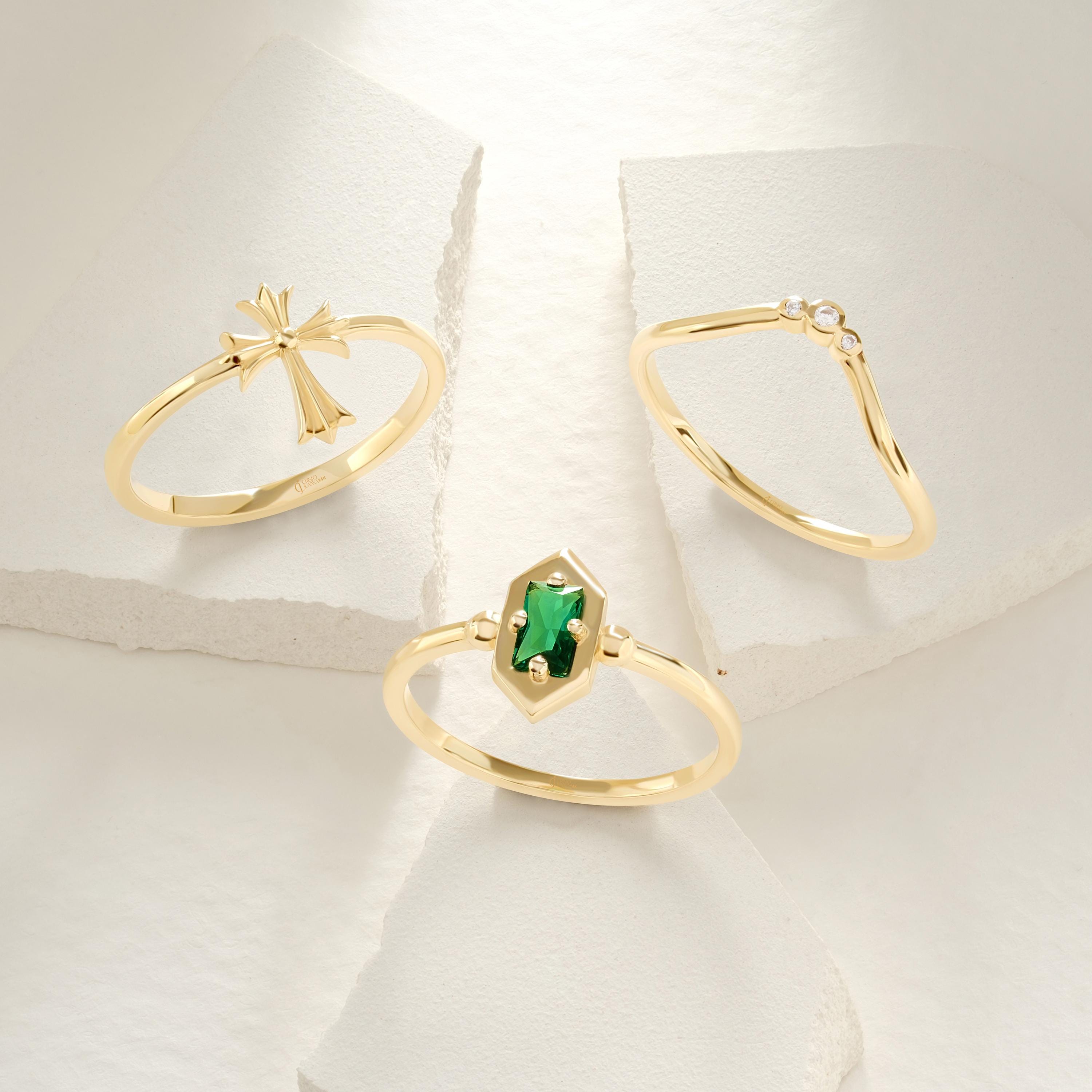 Baguette Emerald Ring – 14K Yellow Gold 💚✨
Elegant baguette-cut emerald ring in a sleek vertical design, perfect for stacking or wearing solo. A timeless birthstone piece that brings a pop of green to any jewelry collection, ideal for lovers of dainty yet striking rings. 💎
