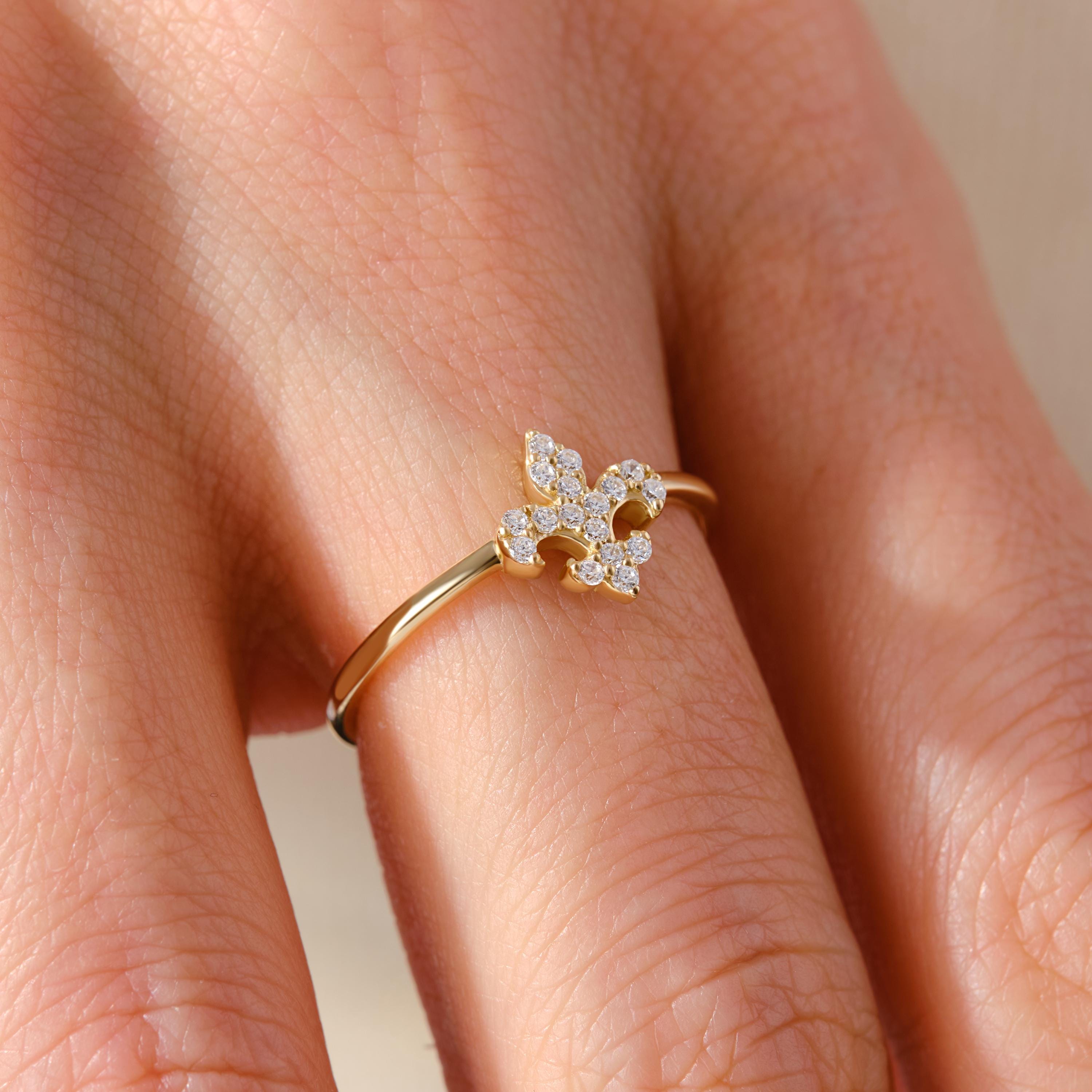 Fleur De Lis Diamond Ring – 14K Gold Stackable Lotus Symbol Ring for Women 💎🌸
A delicate blend of symbolism and sparkle, this Fleur De Lis ring features micro pave moissanite stones set in solid 14K gold. Representing purity, strength, and elegance, this lotus-inspired band is a meaningful and stylish choice for stacking or solo wear.