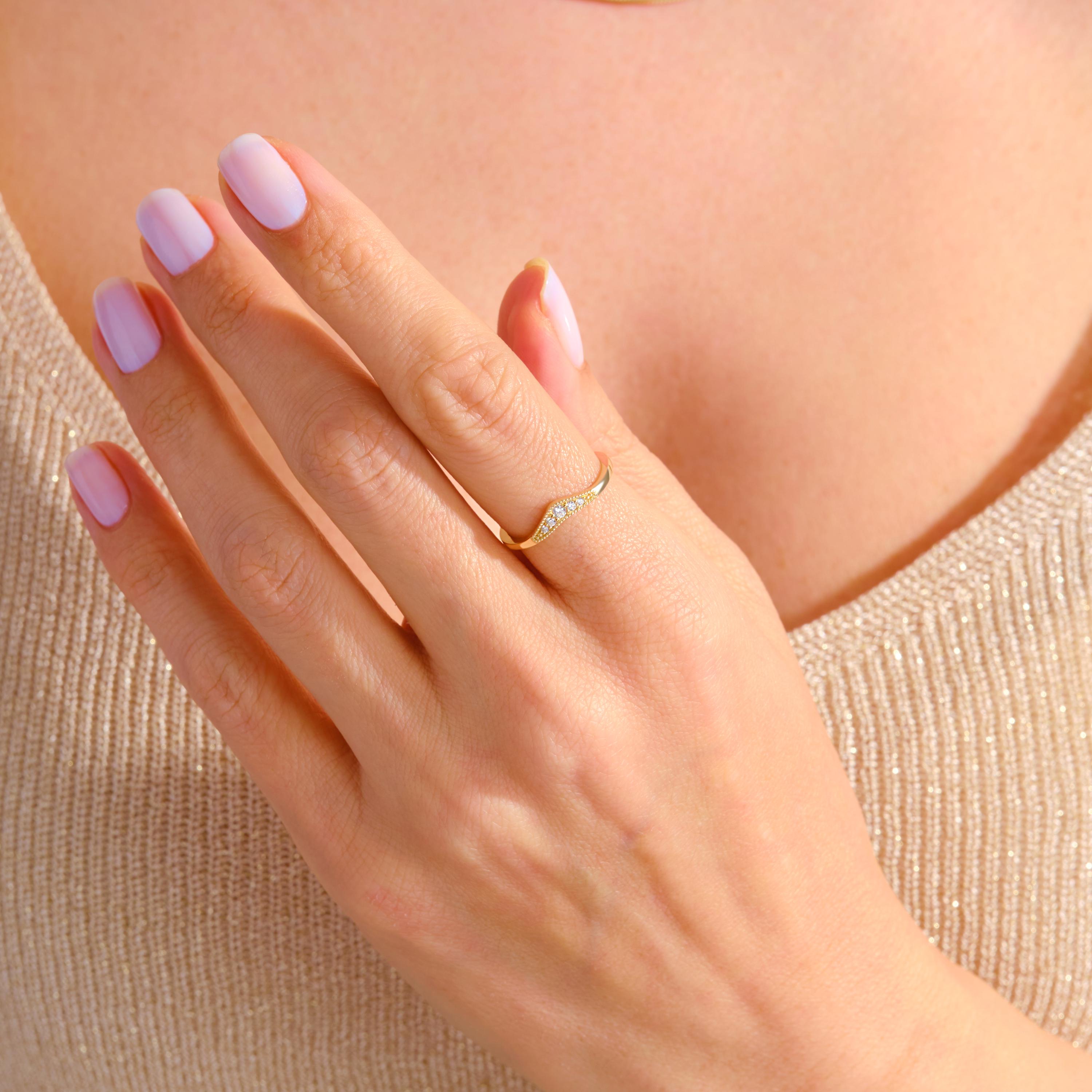 Curved Pave Diamond Wedding Ring â 14K Solid Gold V Shape Chevron Band đâ¨
This minimalist curved band features a graceful wave design with sparkling diamonds. Perfect as a wedding band, engagement ring enhancer, or a chic stackable ring for everyday elegance.