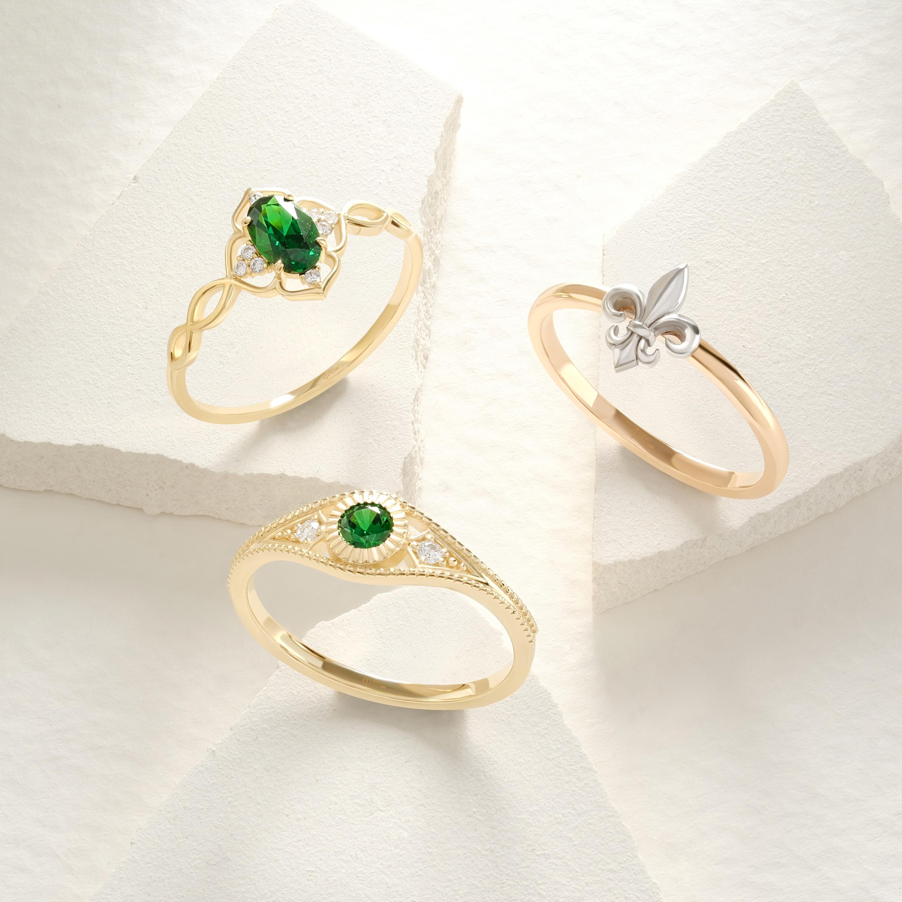 Oval Emerald Engagement Ring – 14K Solid Gold Lace Infinity Band 💚✨
A romantic fusion of elegance and vintage artistry — this oval emerald engagement ring features a vivid green center stone embraced by sparkling side diamonds along a lace-inspired infinity band. Handcrafted in solid 14K gold, its split-shank design symbolizes eternal love, balance, and connection, making it the perfect birthstone or anniversary ring.