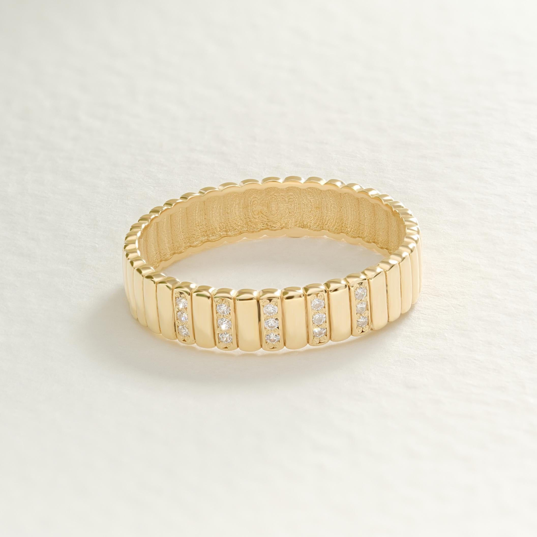 Ribbed Pave Diamond Wedding Band – 10K / 14K / 18K Solid Gold 💎🔥
A bold and beautiful designer ring with ribbed texture and tiny pave-set diamonds. Featuring a thick, tapered band in a luxurious cigar-style silhouette, this statement moissanite piece blends strength with sparkle. Perfect for modern brides, fashion-forward engagements, or stacking with your favorite rings 💫💛