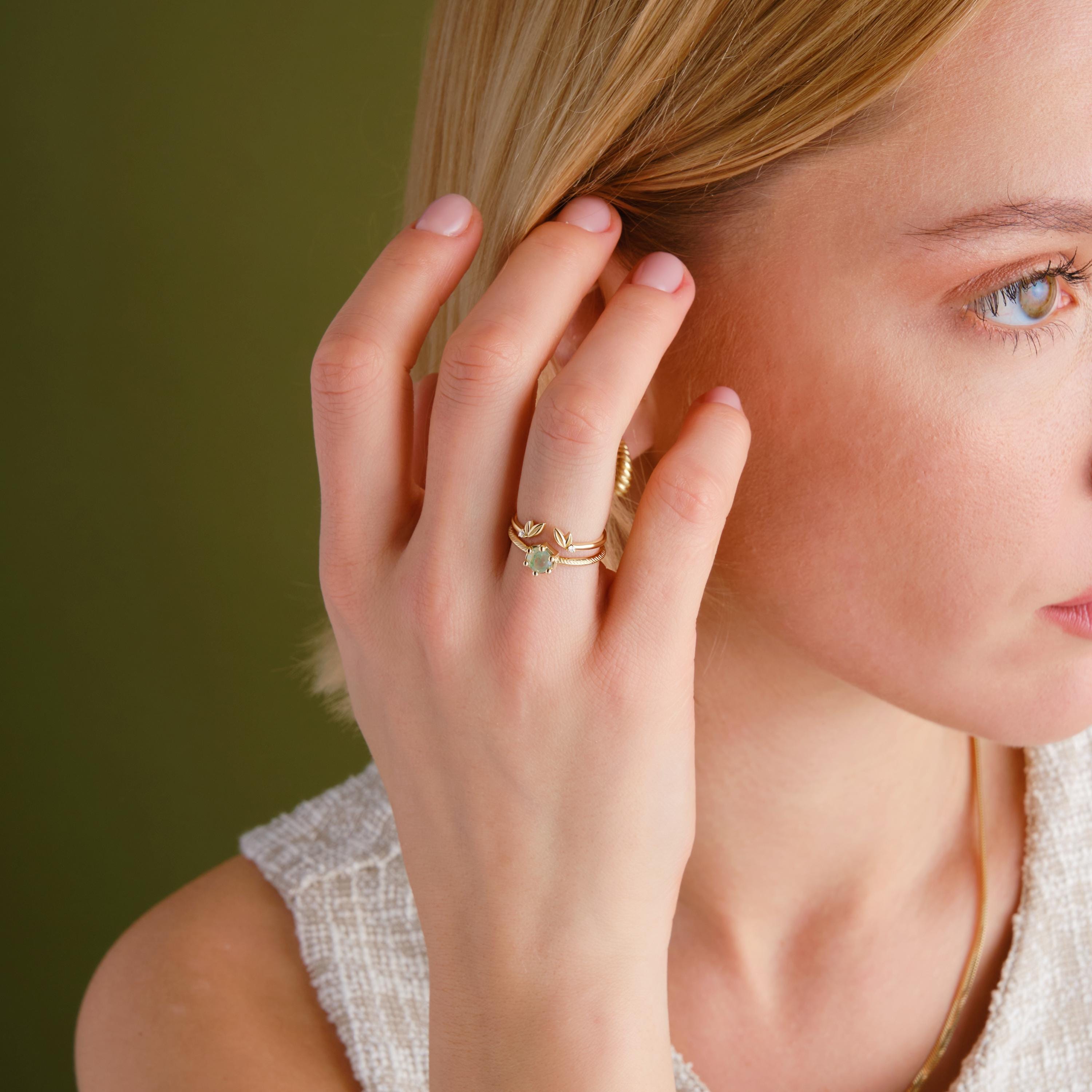 Natural Moss Agate Wedding Ring – 10K / 14K / 18K Solid Gold 🍃💎
A genuine moss agate engagement ring inspired by raw nature’s beauty. The unique green patterns of the 5 mm moss agate stone make each piece truly one-of-a-kind. Perfect for women who love earthy elegance and natural gemstones.