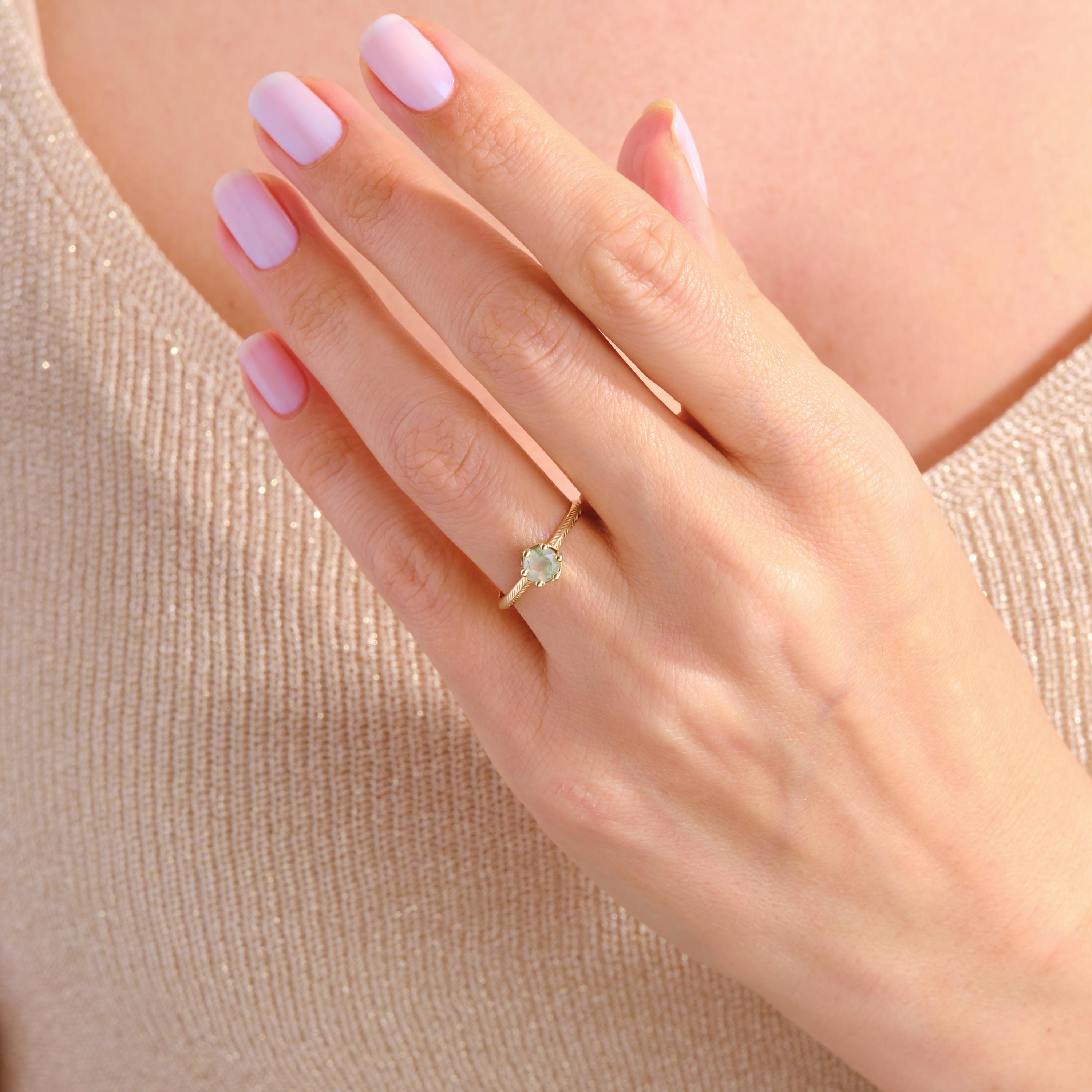 Natural Moss Agate Wedding Ring – 10K / 14K / 18K Solid Gold 🍃💎
A genuine moss agate engagement ring inspired by raw nature’s beauty. The unique green patterns of the 5 mm moss agate stone make each piece truly one-of-a-kind. Perfect for women who love earthy elegance and natural gemstones.